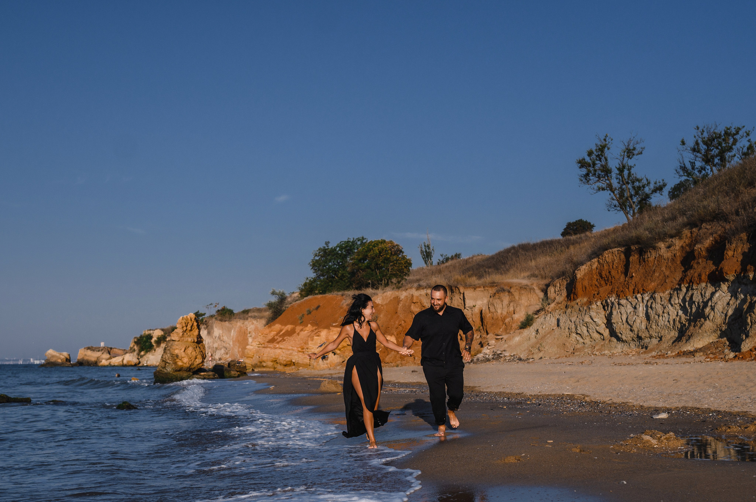 Морской рассвет на пляже с камнями