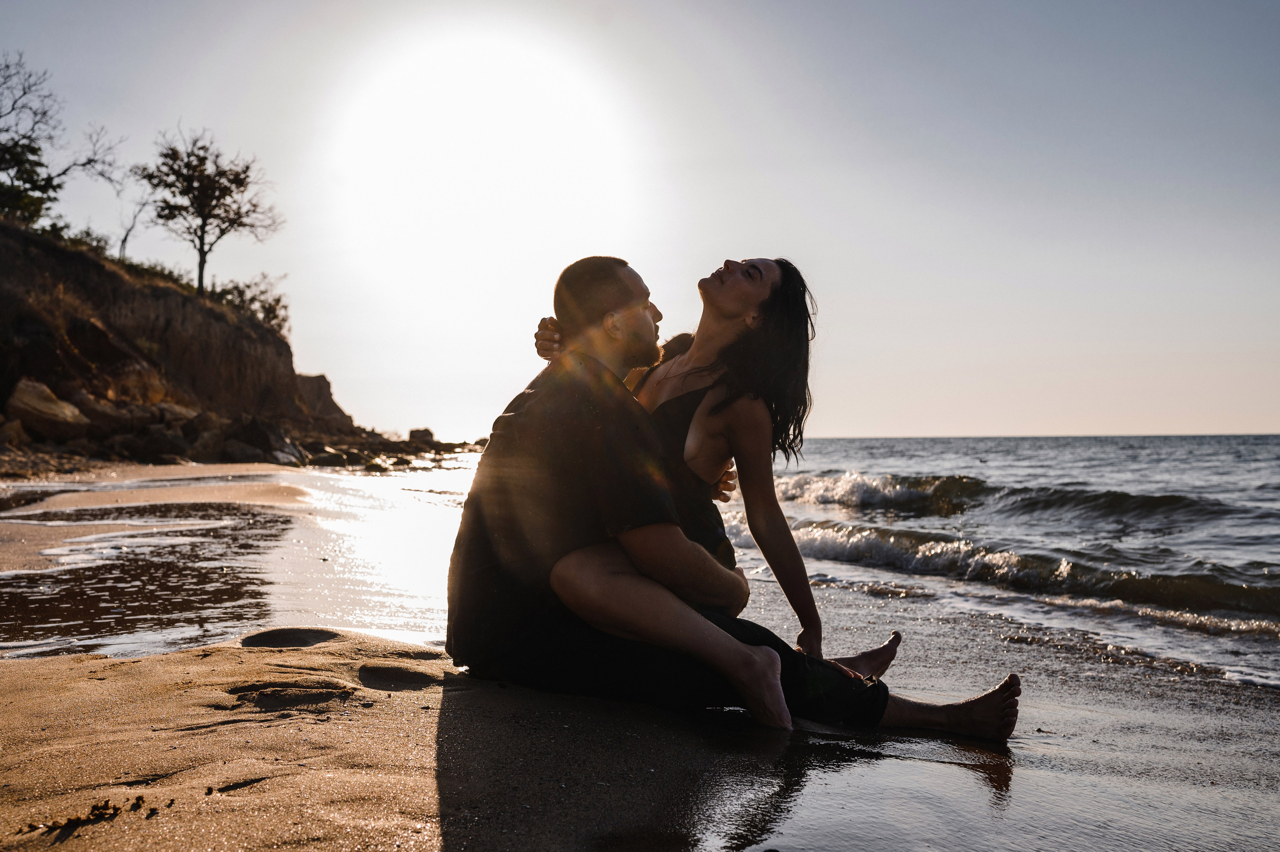 Морской рассвет на пляже с камнями