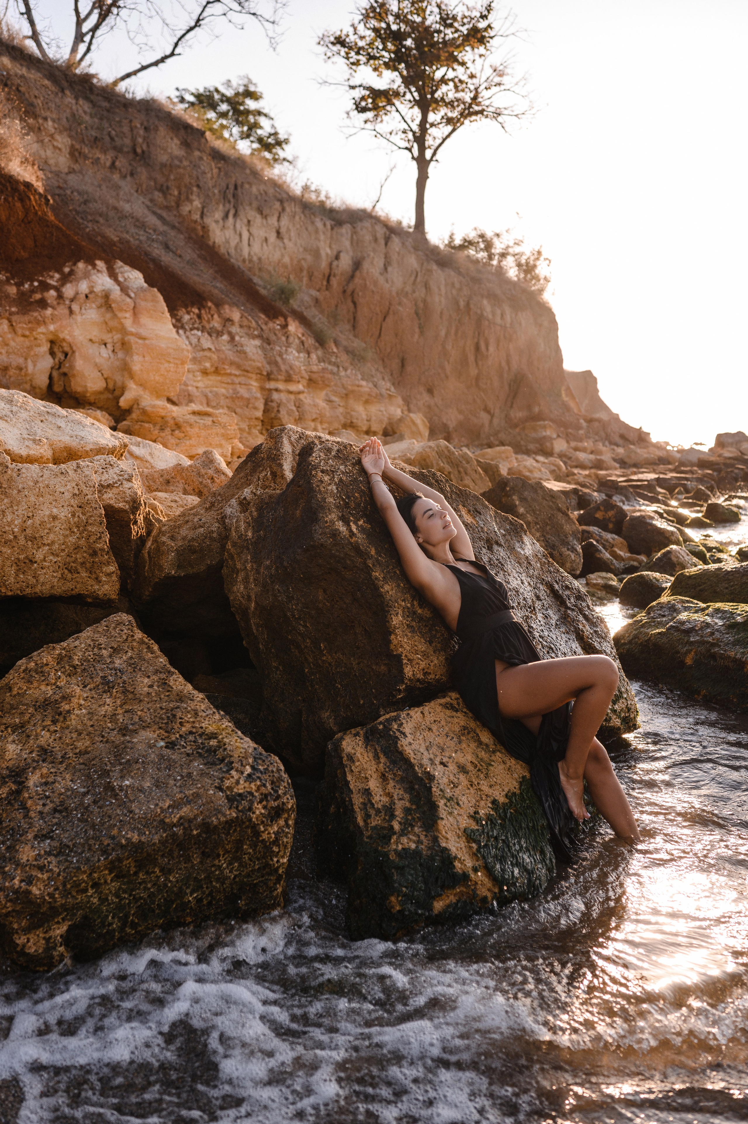 Морской рассвет на пляже с камнями