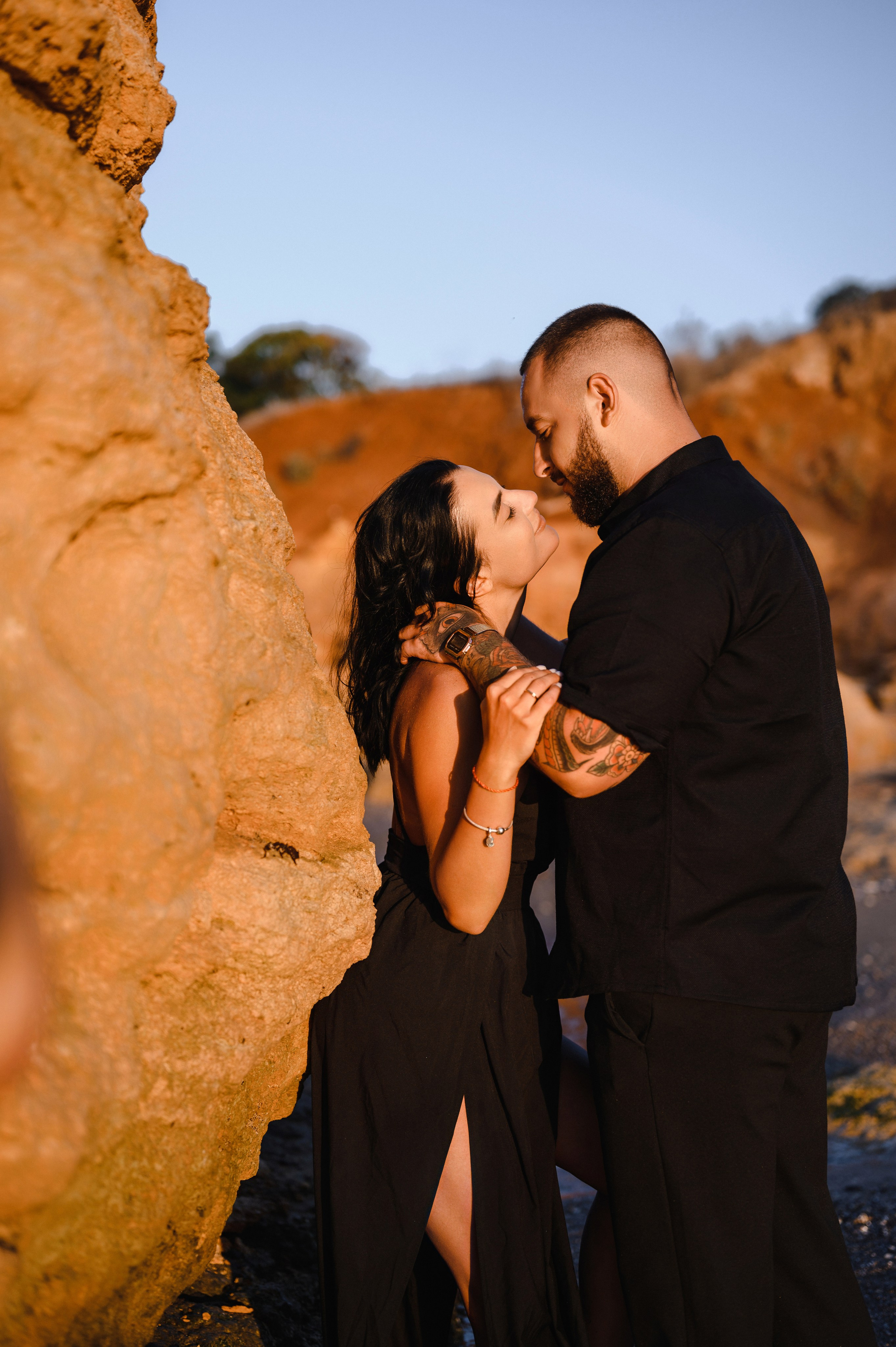 Морской рассвет на пляже с камнями