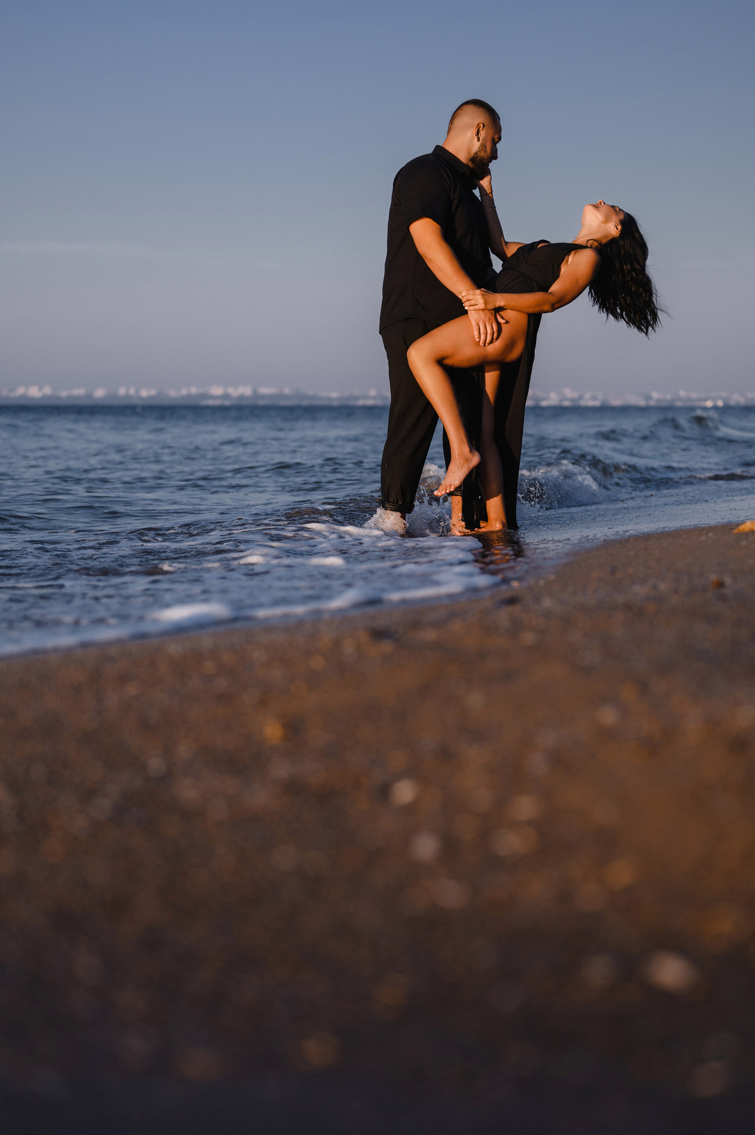 Морской рассвет на пляже с камнями