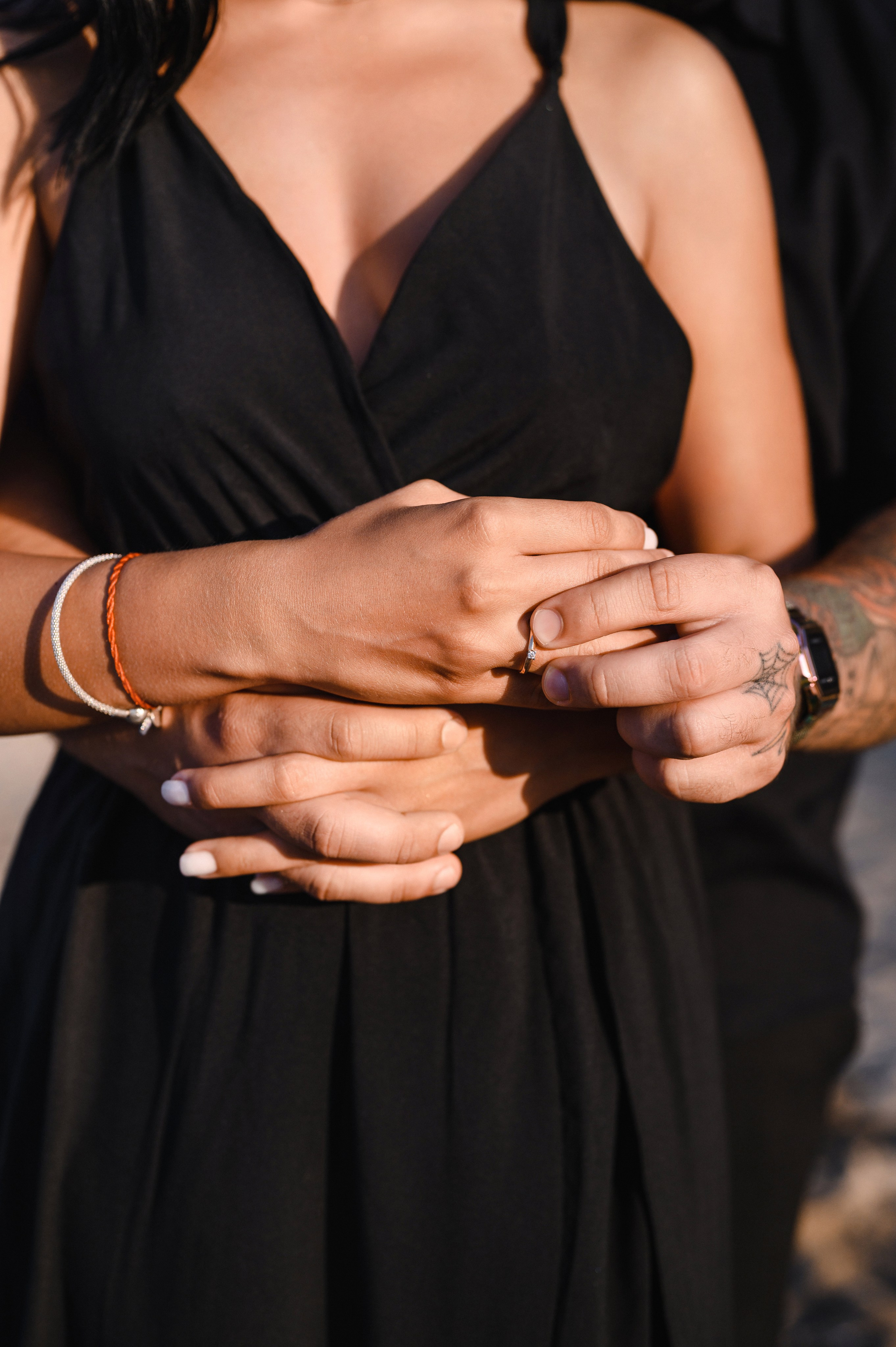 Морской рассвет на пляже с камнями