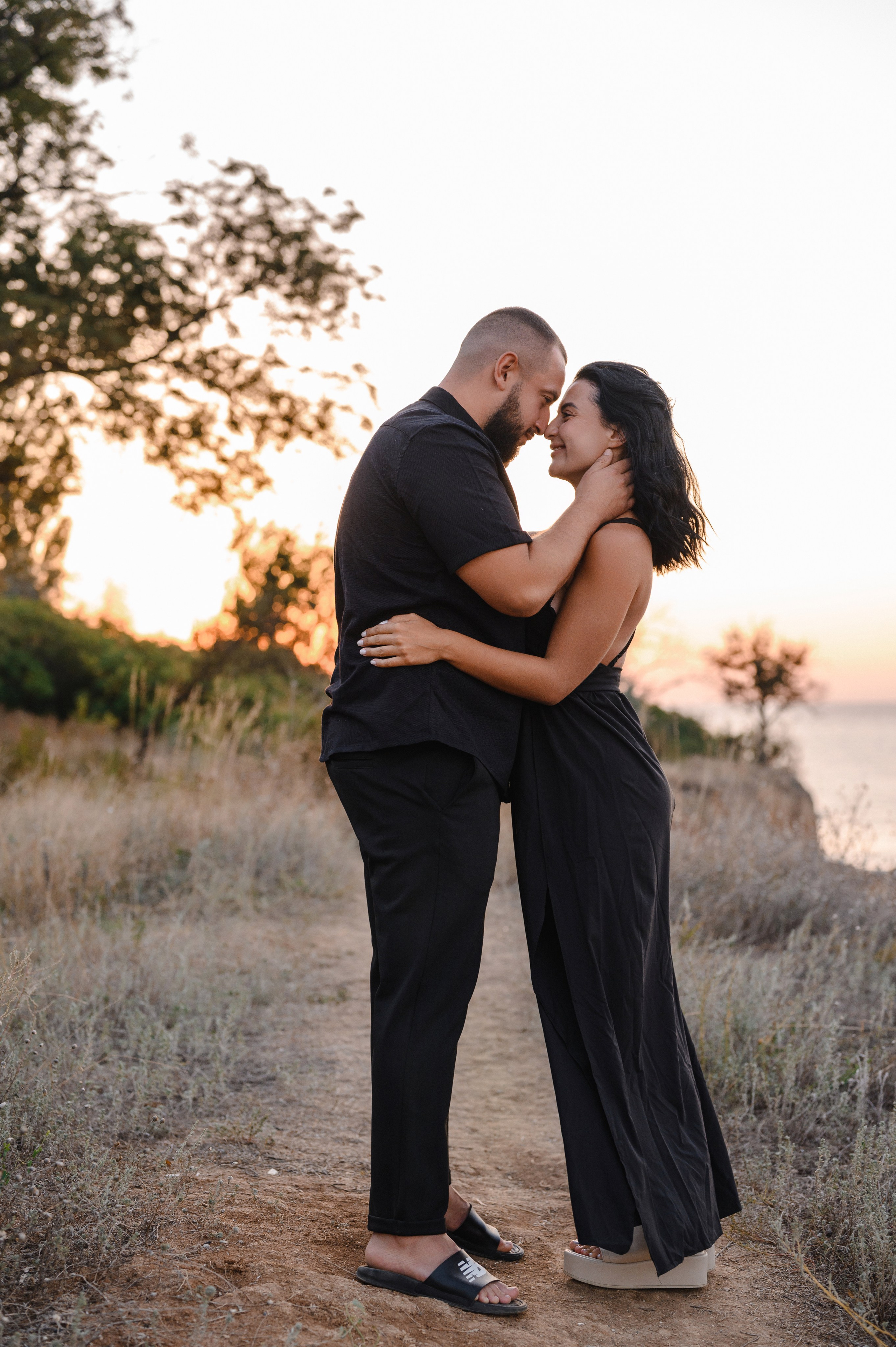 Морской рассвет на пляже с камнями