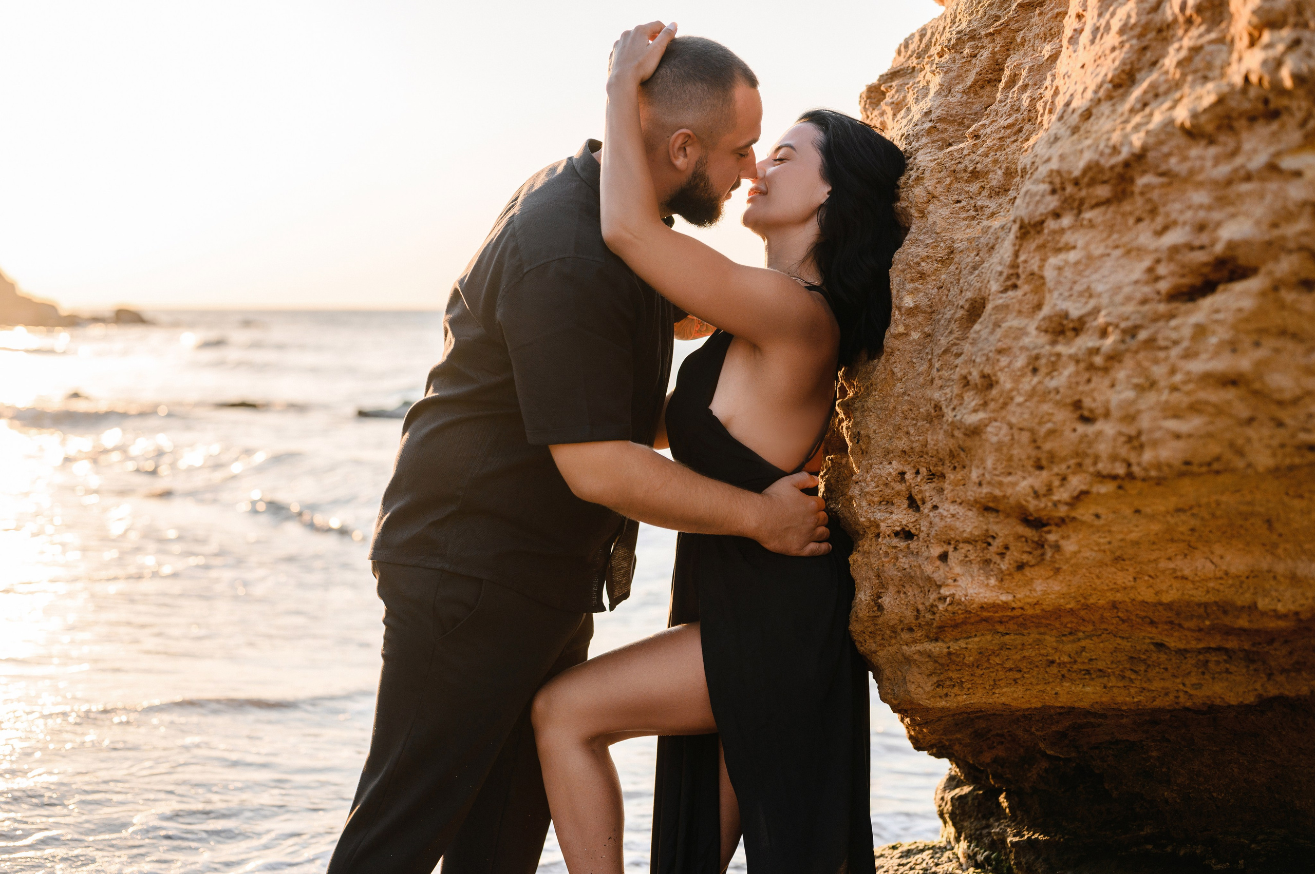 Морской рассвет на пляже с камнями