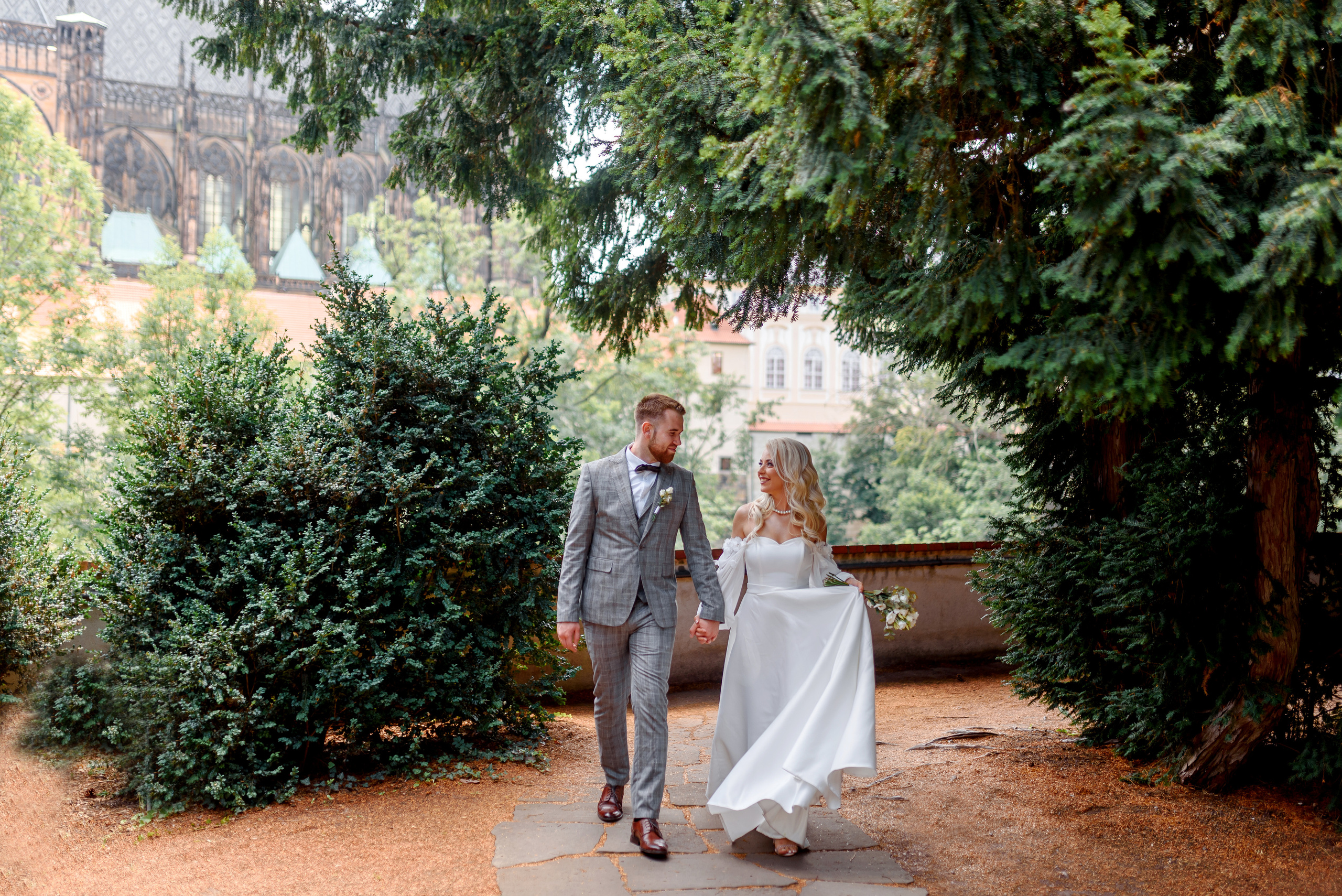 Queen garden. Wedding and family photographer