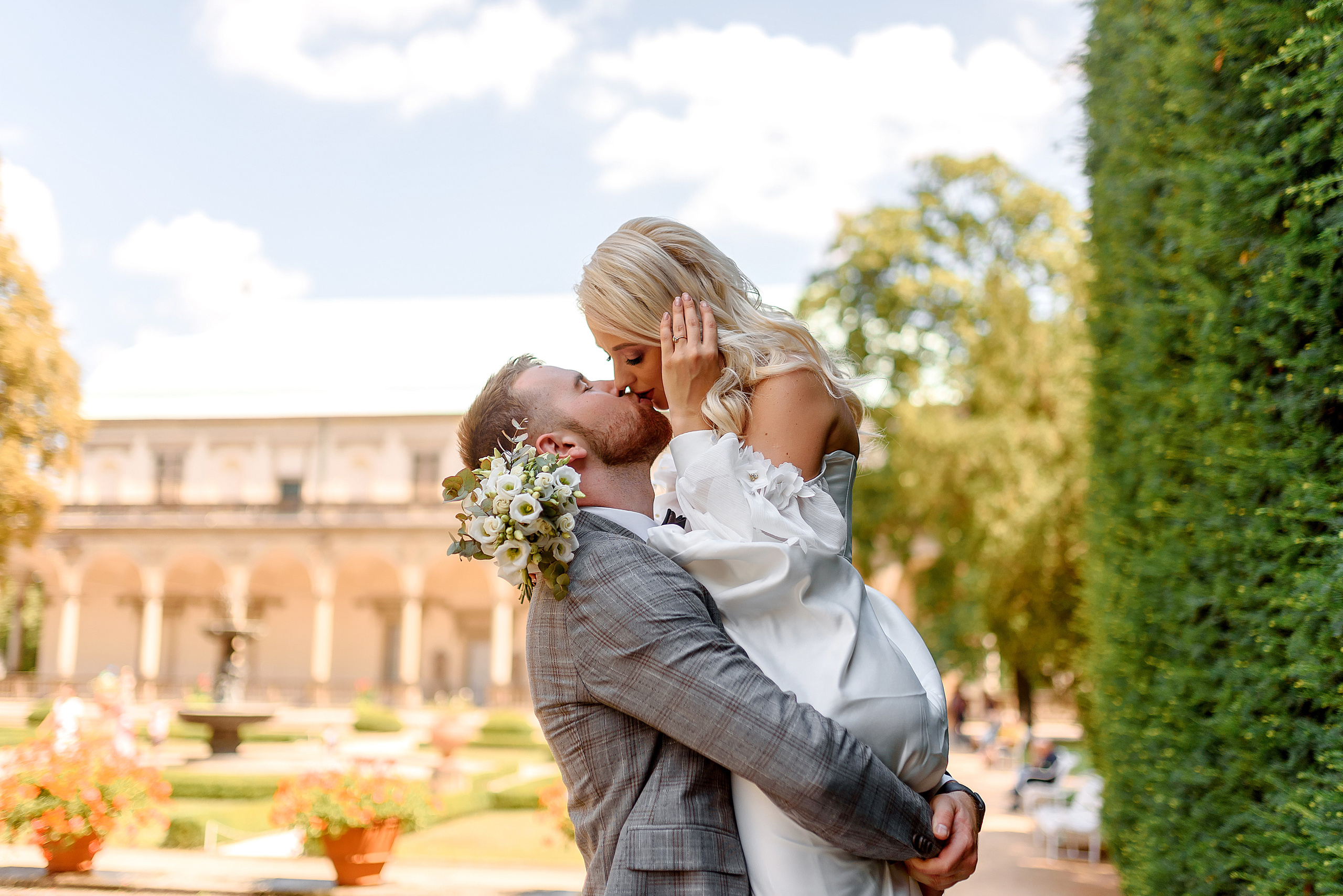 Queen garden. Wedding and family photographer