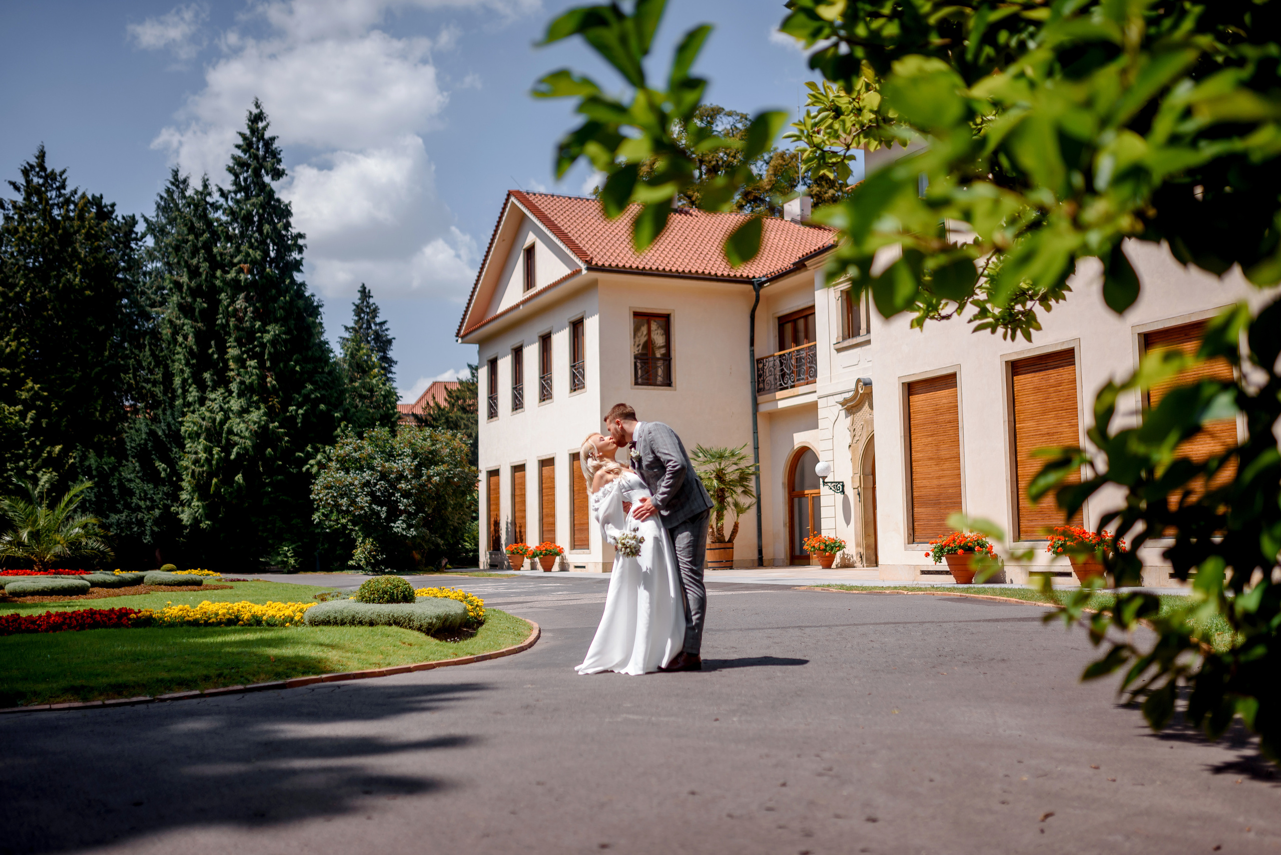 Queen garden. Wedding and family photographer
