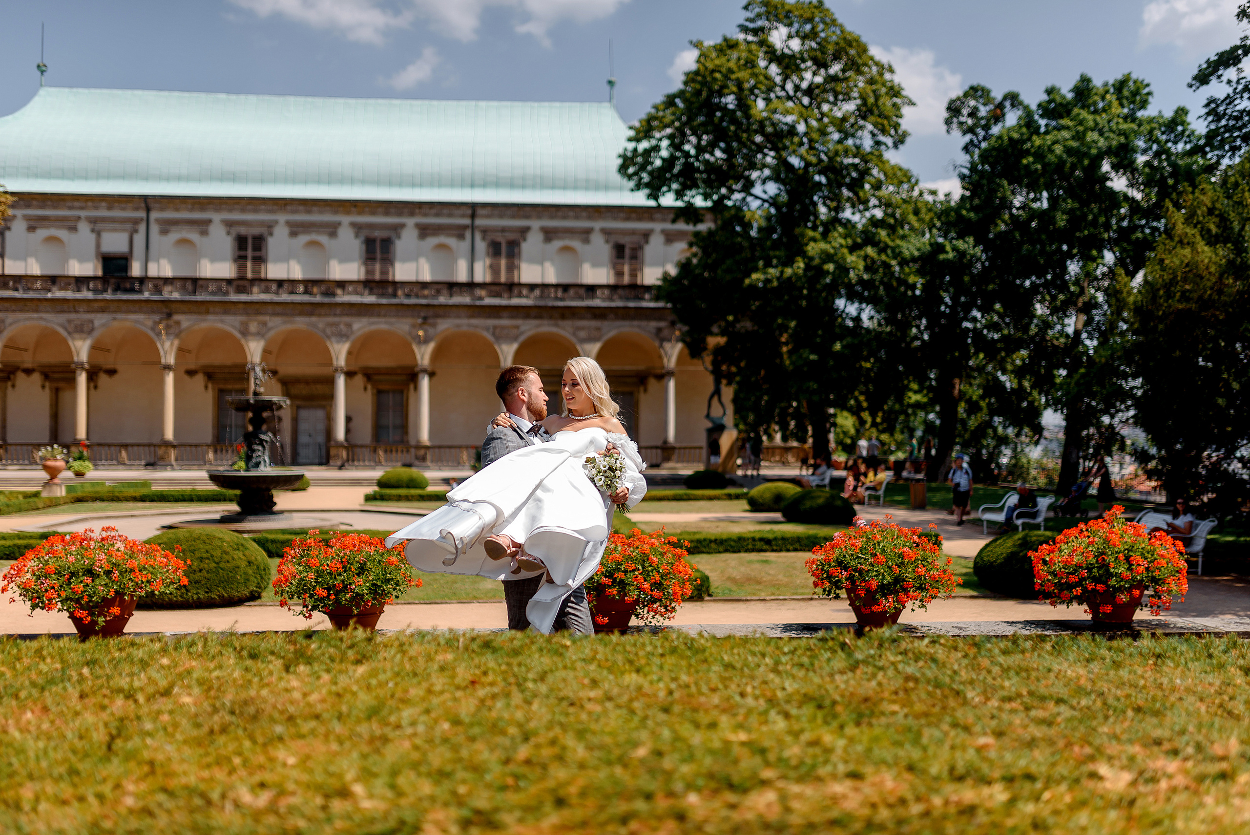 Queen garden. Wedding and family photographer