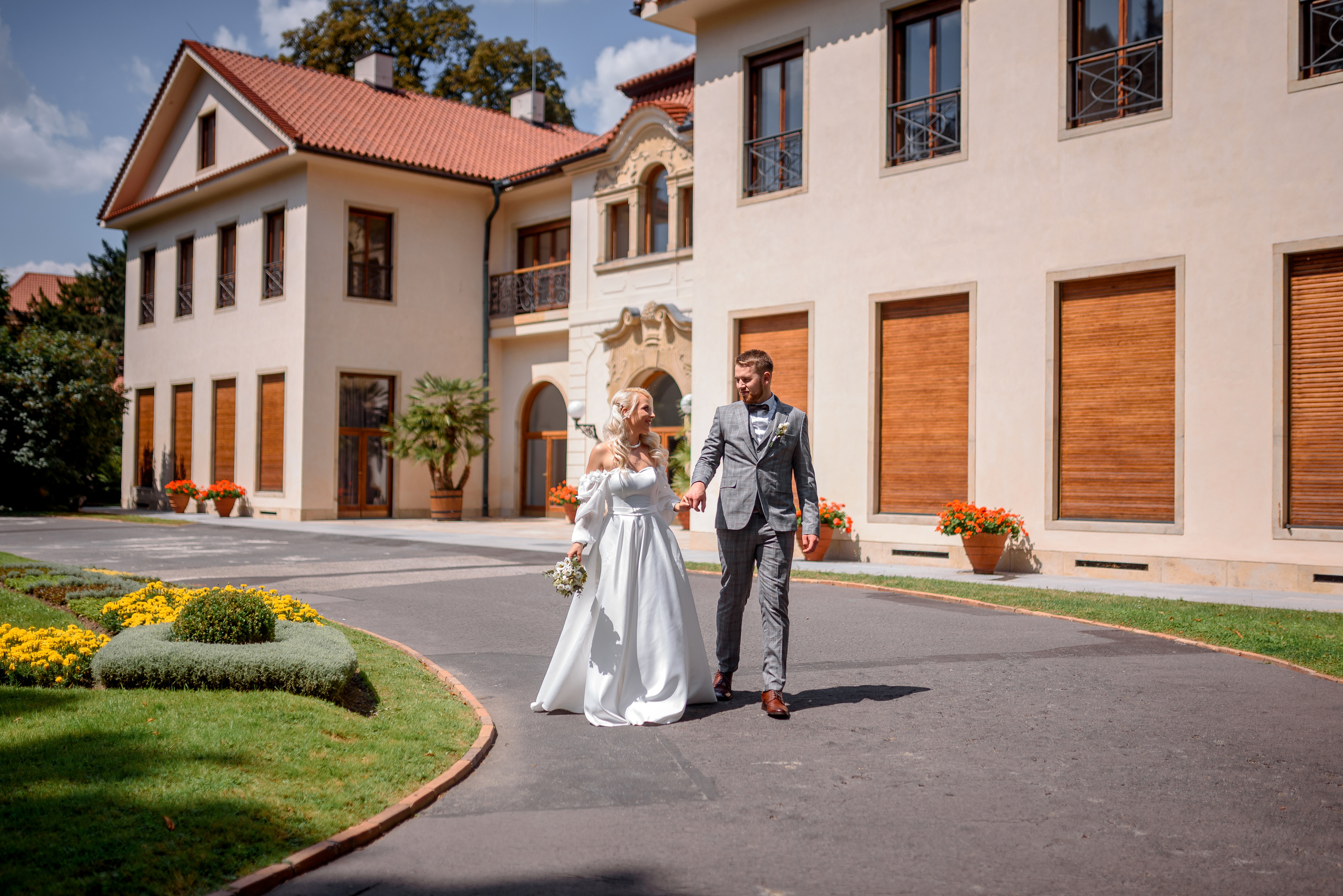 Queen garden. Wedding and family photographer