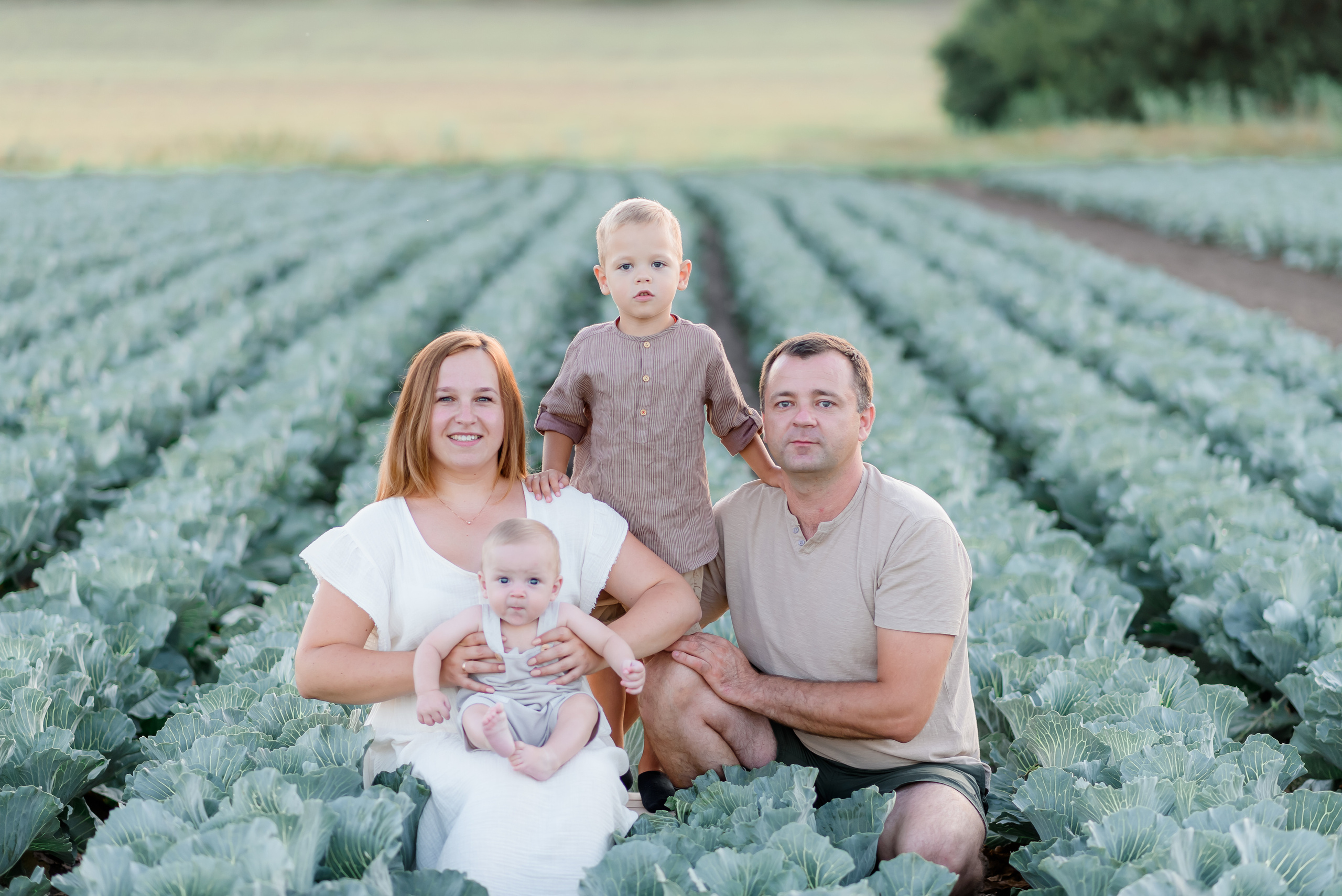 Сімейна в капусті. Надя з родиною. Сімейний та дитячий фотограф в Києві та Ірпені Тетяна Чайка