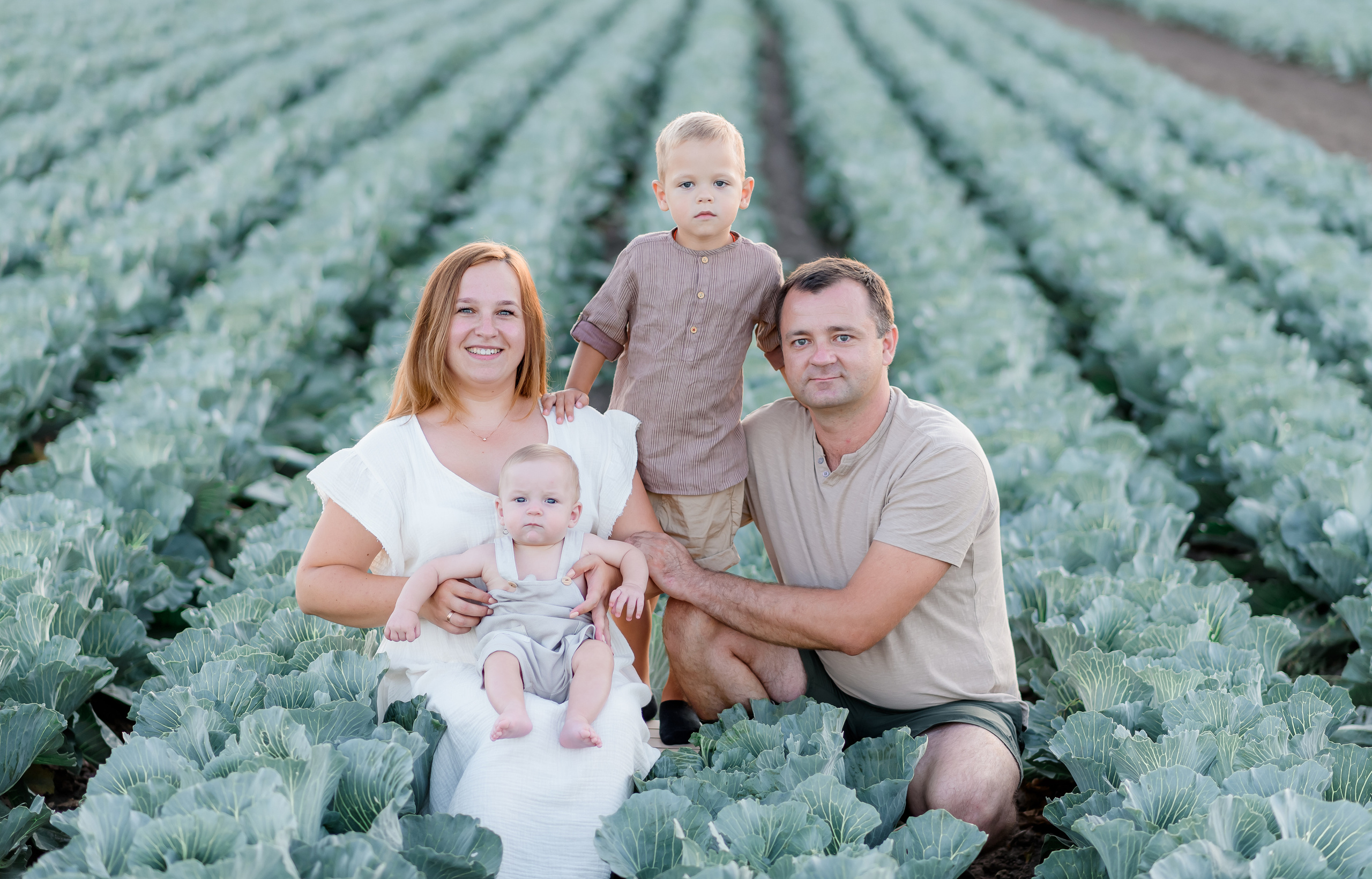 Сімейна в капусті. Надя з родиною. Сімейний та дитячий фотограф в Києві та Ірпені Тетяна Чайка