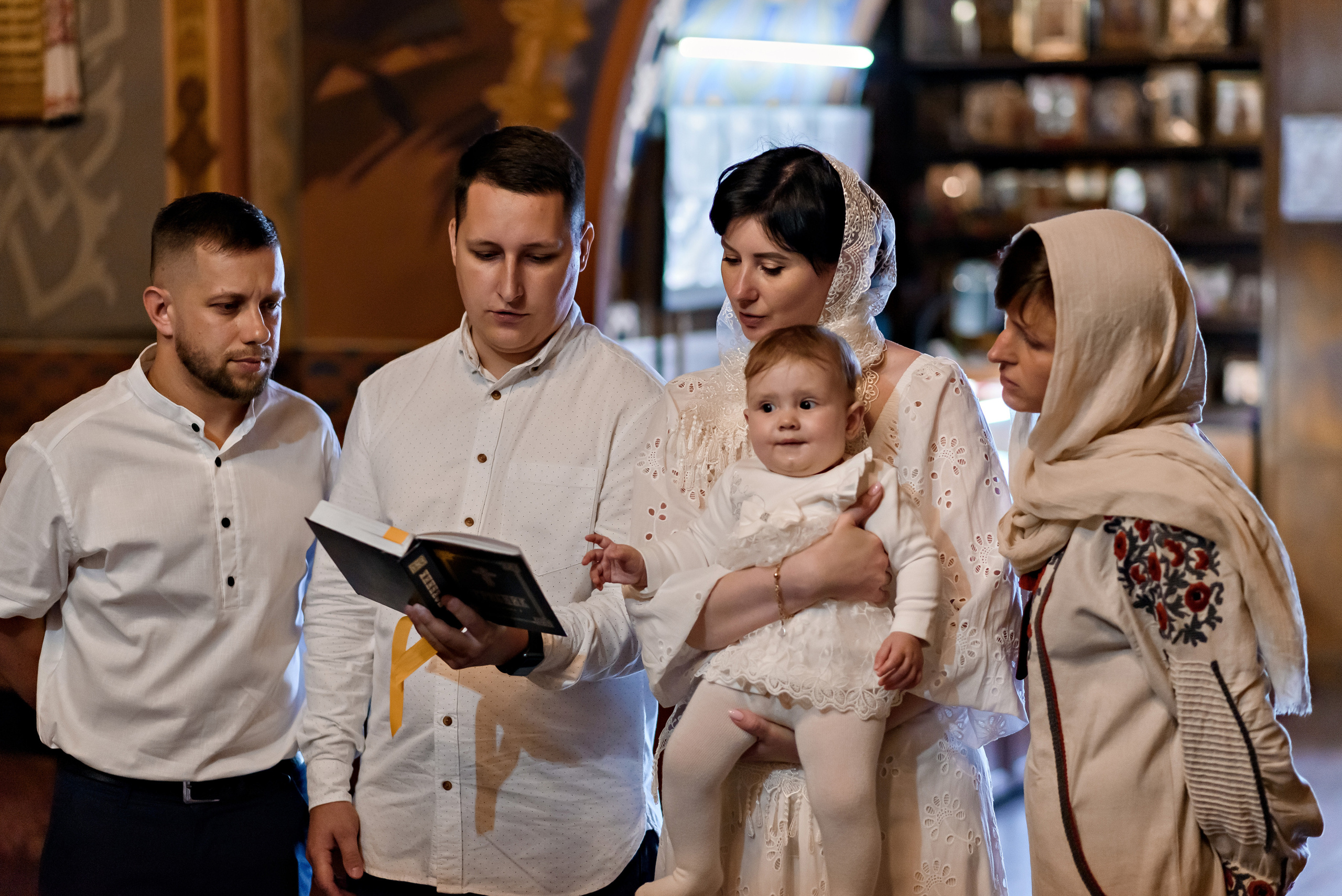 Хрещення Даринки. Храм Успіння Пресвятої Богородиці (Пирогоща). Київ. Сімейний та дитячий фотограф в Києві та Ірпені Тетяна Чайка