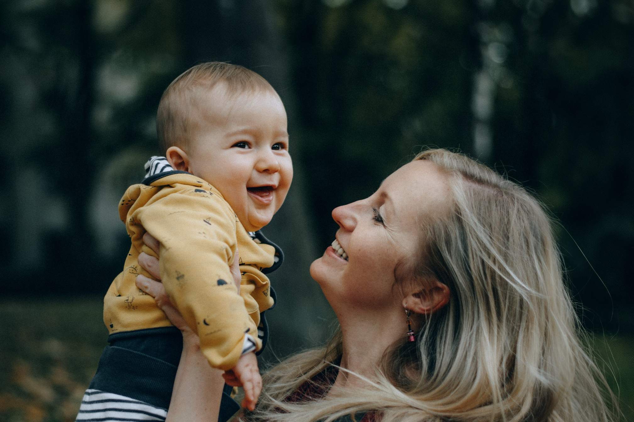 Kinderfotografie Dresden – glückliche Mutter mit Baby bei einem Familienshooting draußen