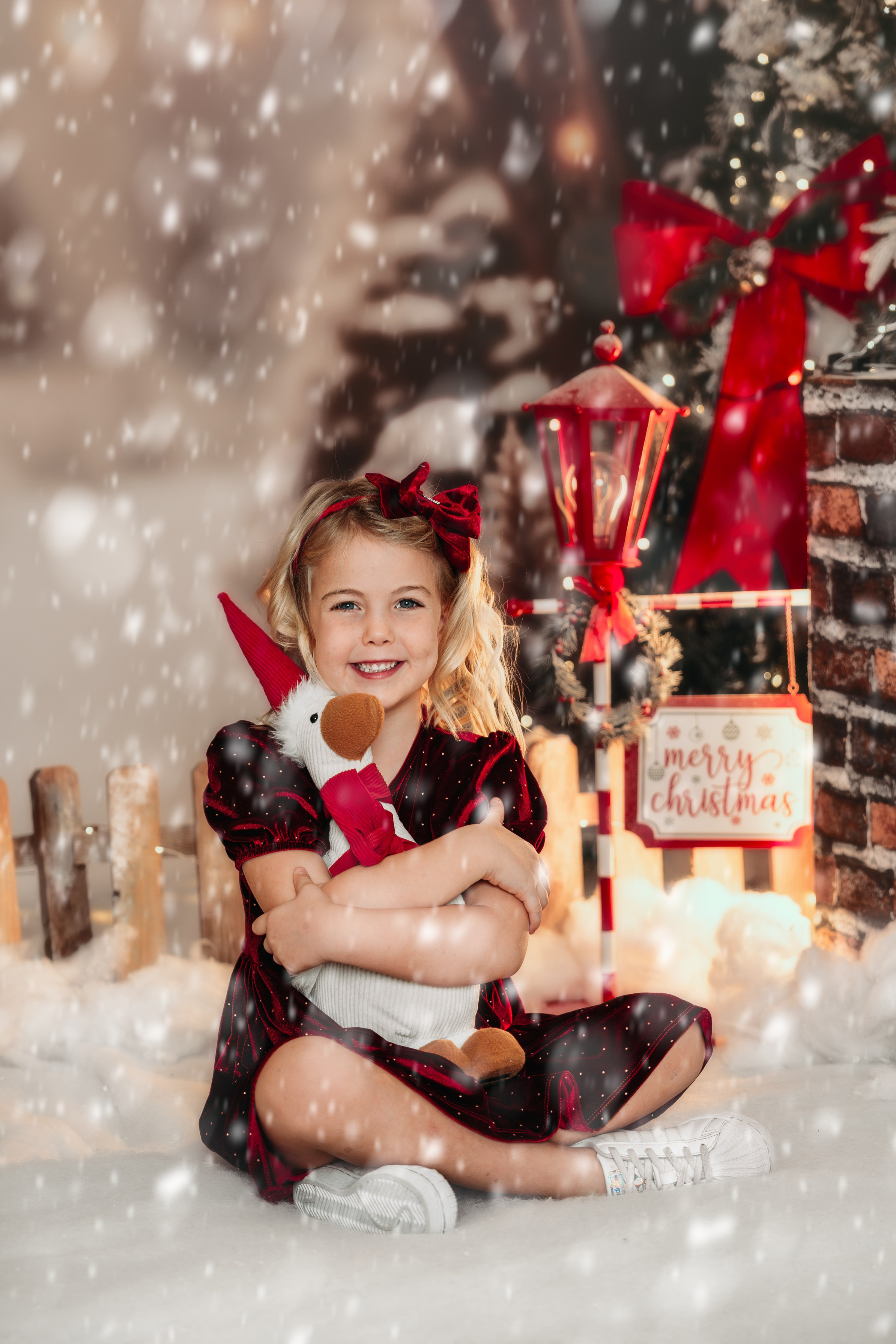 Božićno fotografisanje beba i male dece, studio Ledine – nežna novogodišnja scena.