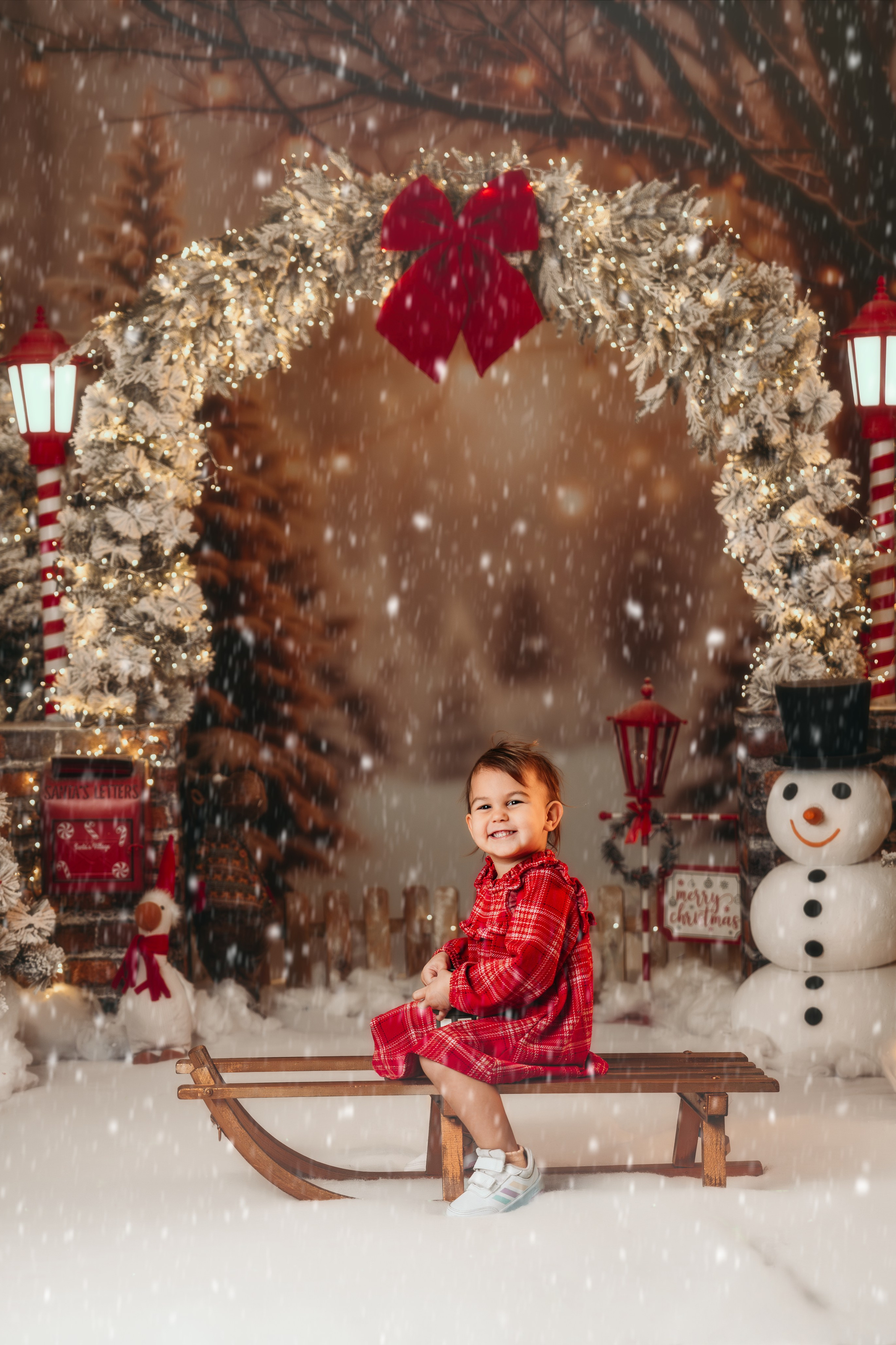 Novogodišnji porodični portret u studiju Surčin, cozy praznična scenografija sa toplim svetlima.