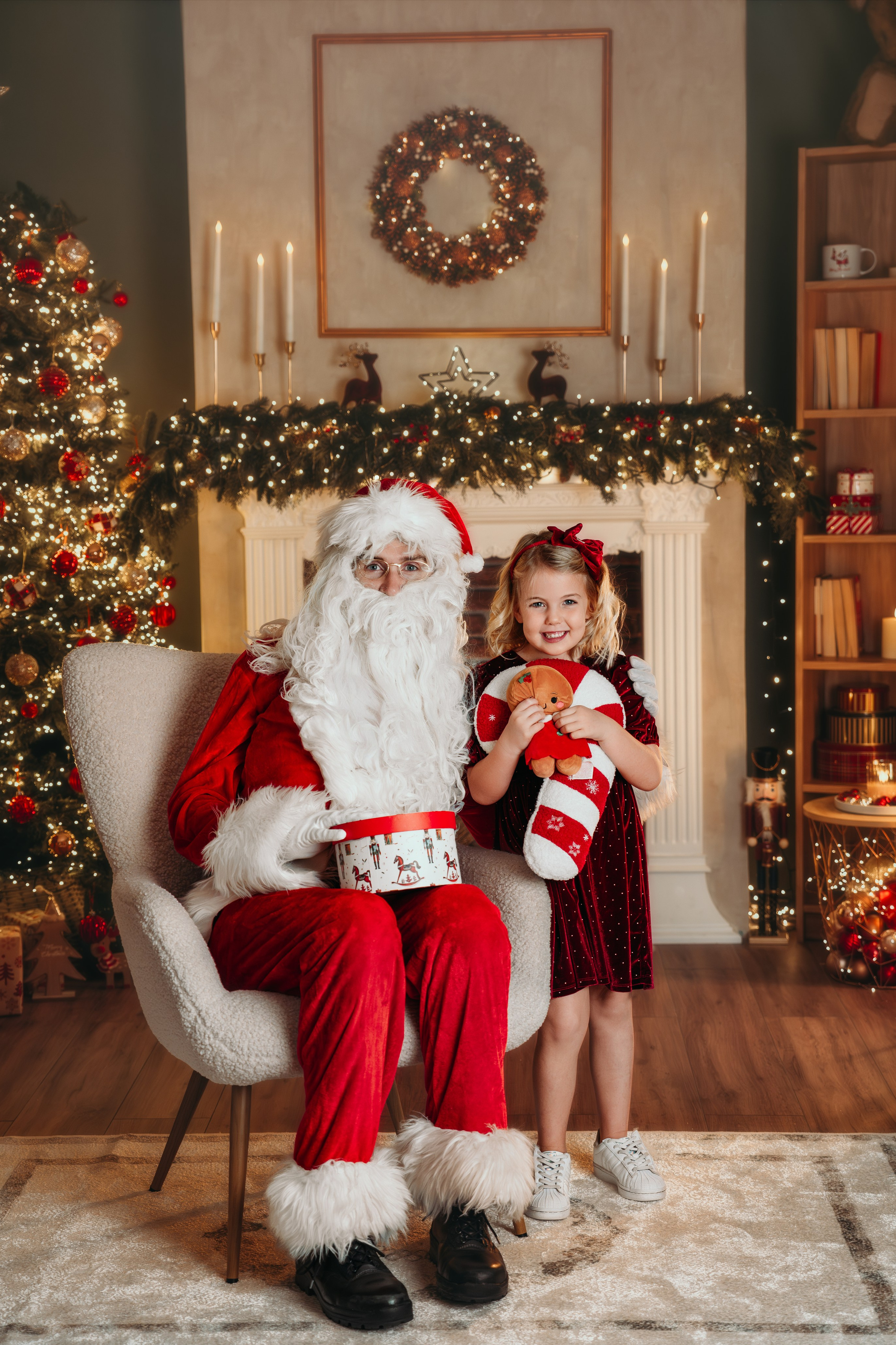 Praznično fotografisanje dece i deda mraza na modernoj novogodišnjoj scenografiji, Novi Beograd.