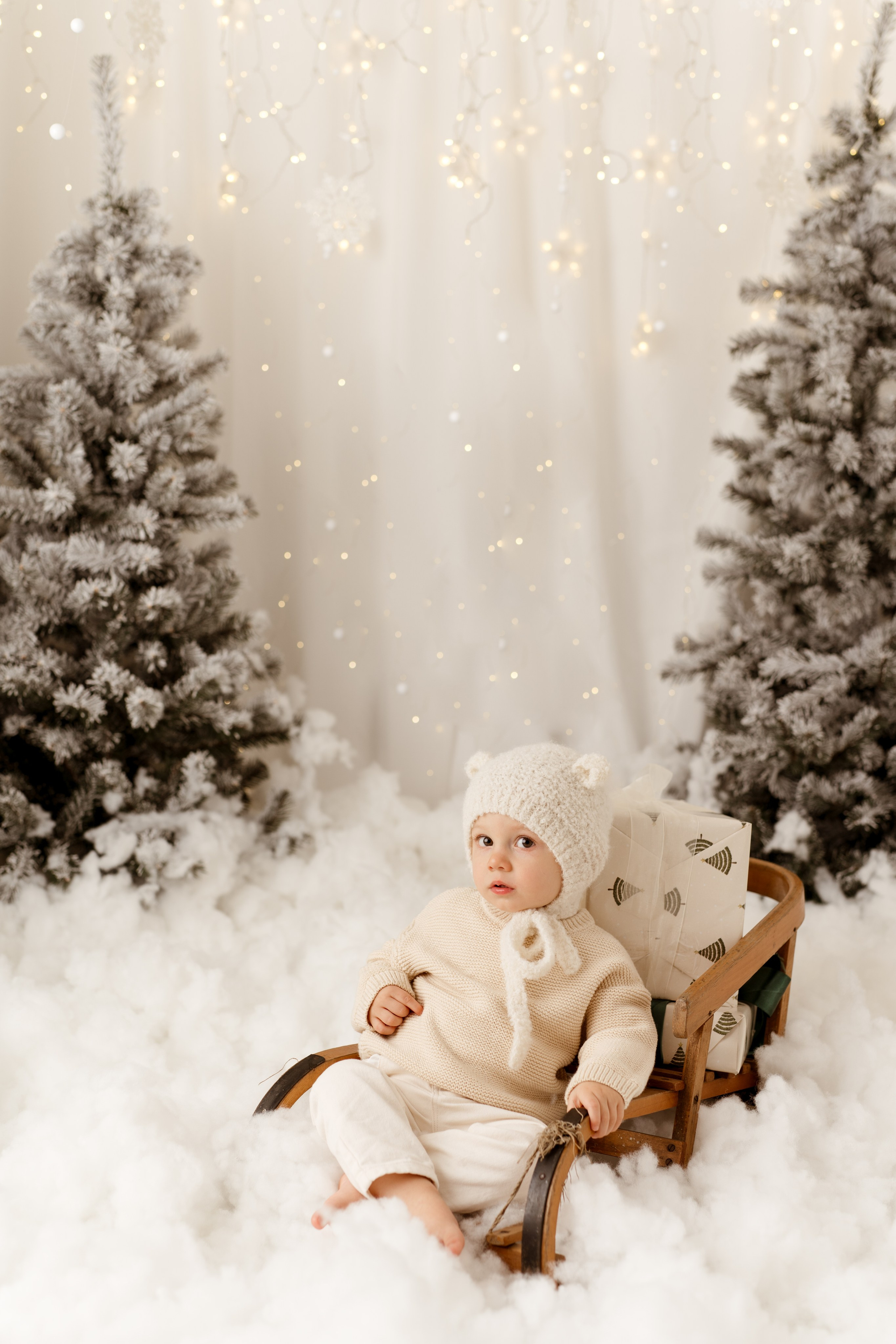 Śnieżna, delikatna, bajkowa scenka świąteczna.