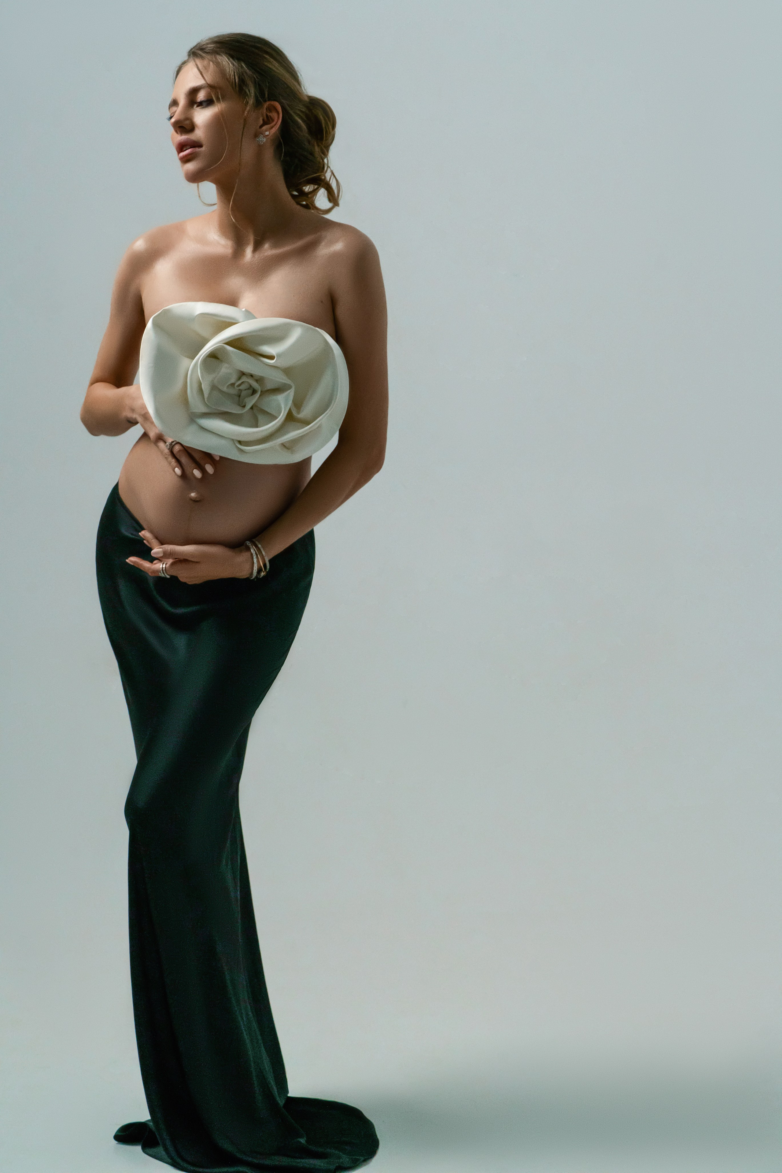 Pregnancy Photo Retouching in Photoshop. Professional services from Retoucher Olha Kompaniiets