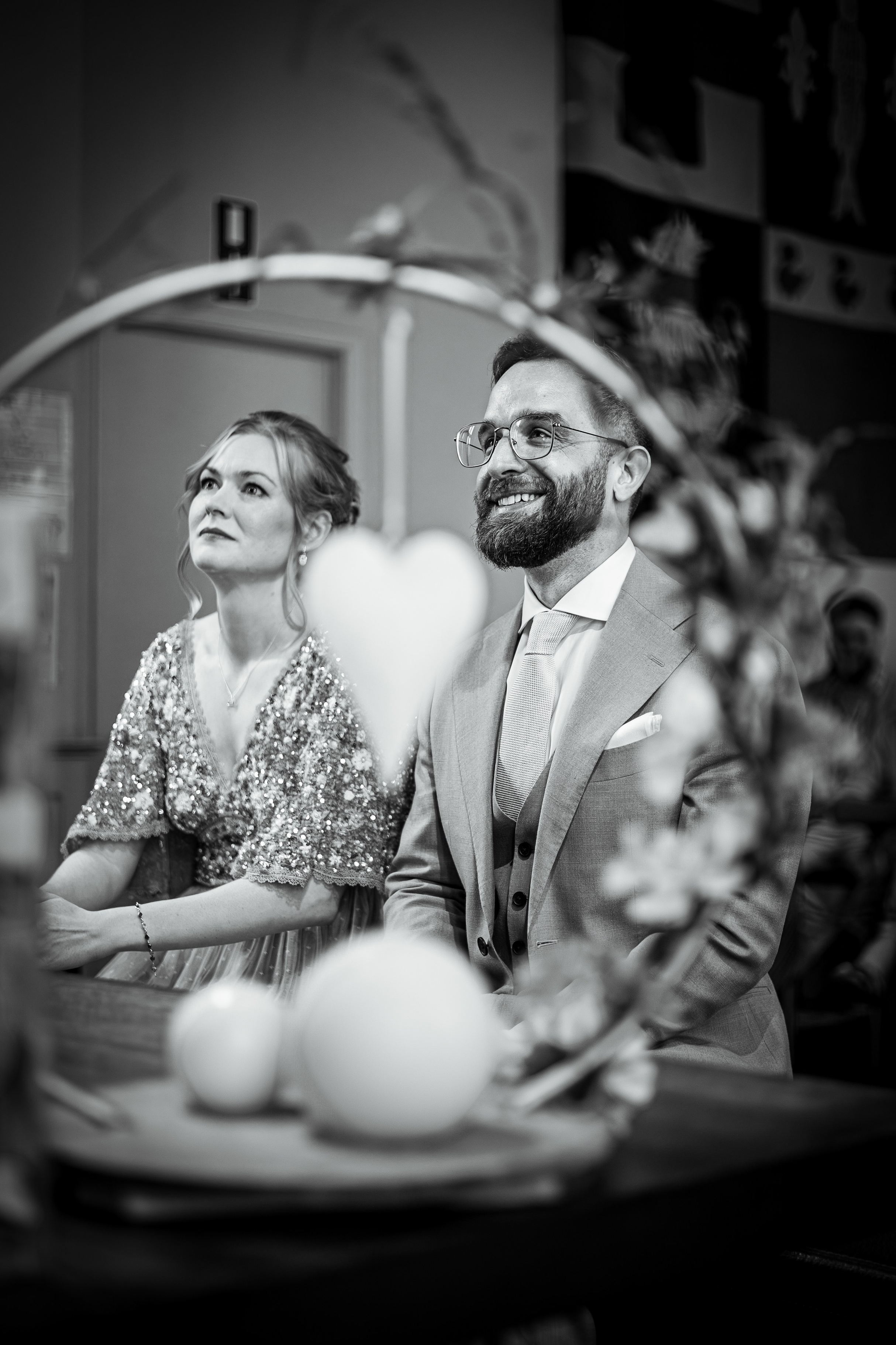 Bruid en bruidegom lachen samen tijdens spontane trouwreportage - Kapture Fotografie