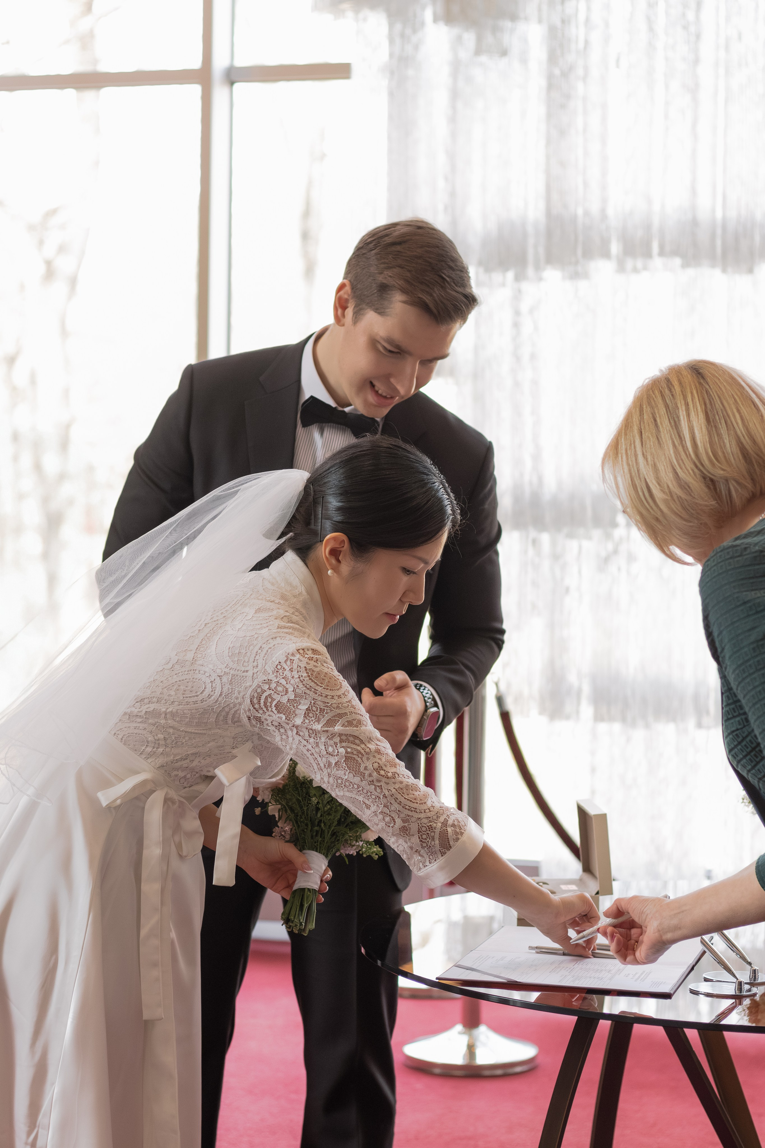 Fotosesija Vilniaus Santuokų Rūmuose. Framed by Evelina | Vestuvių fotografė