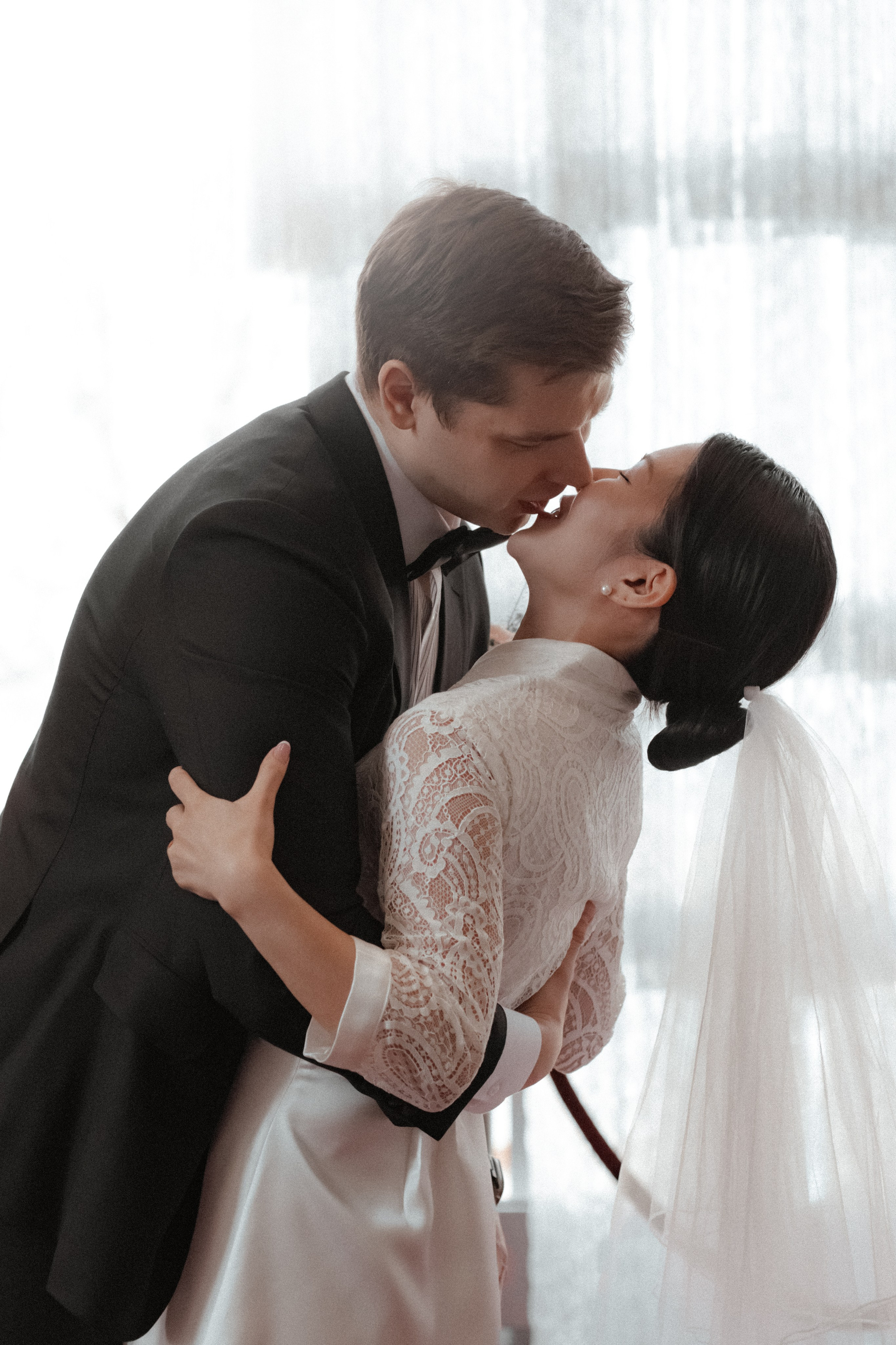 Fotosesija Vilniaus Santuokų Rūmuose. Framed by Evelina | Vestuvių fotografė