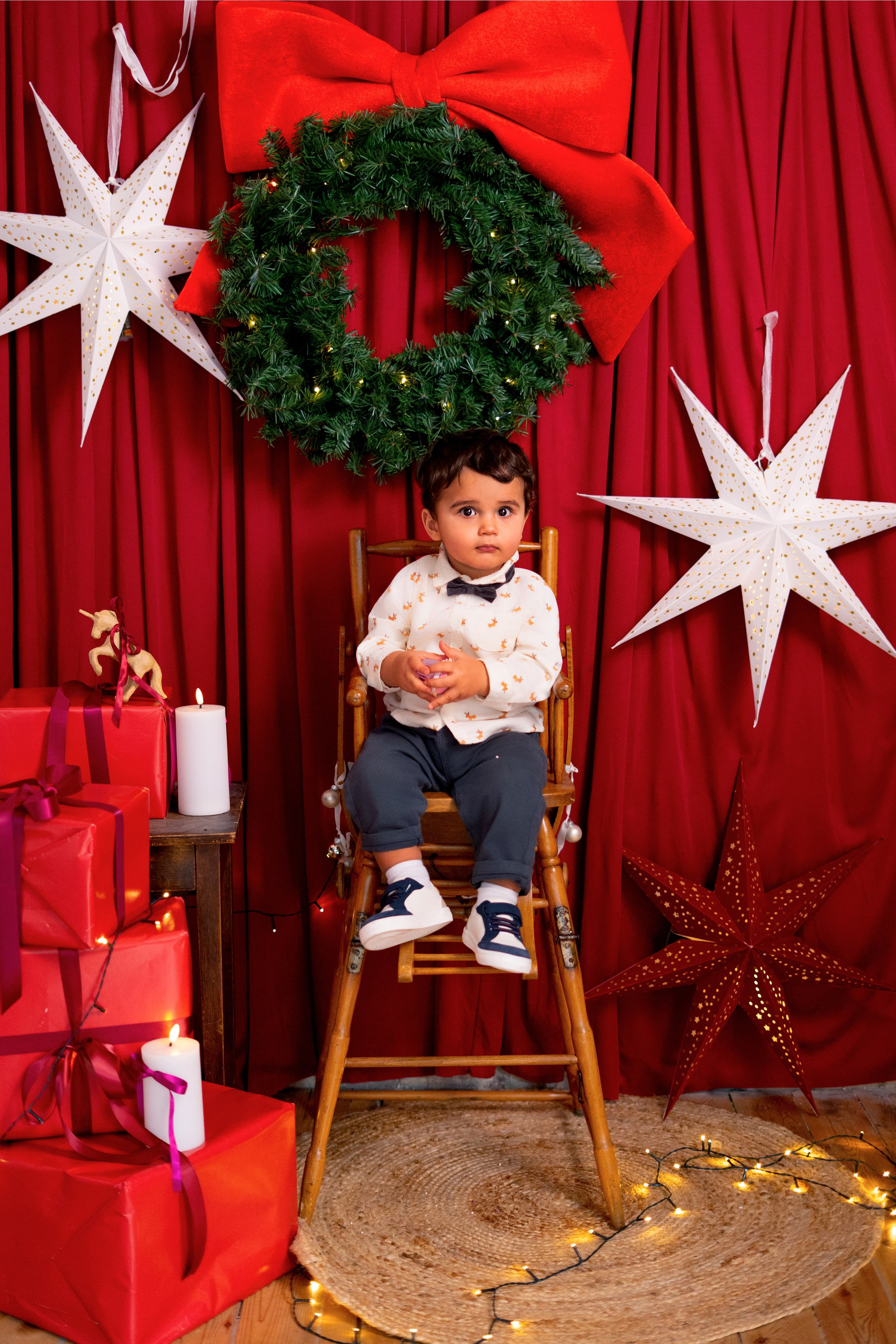 Photographe bébé à Roanne – séance photo de Noël au studio pour bébé dans un décor de fêtes.