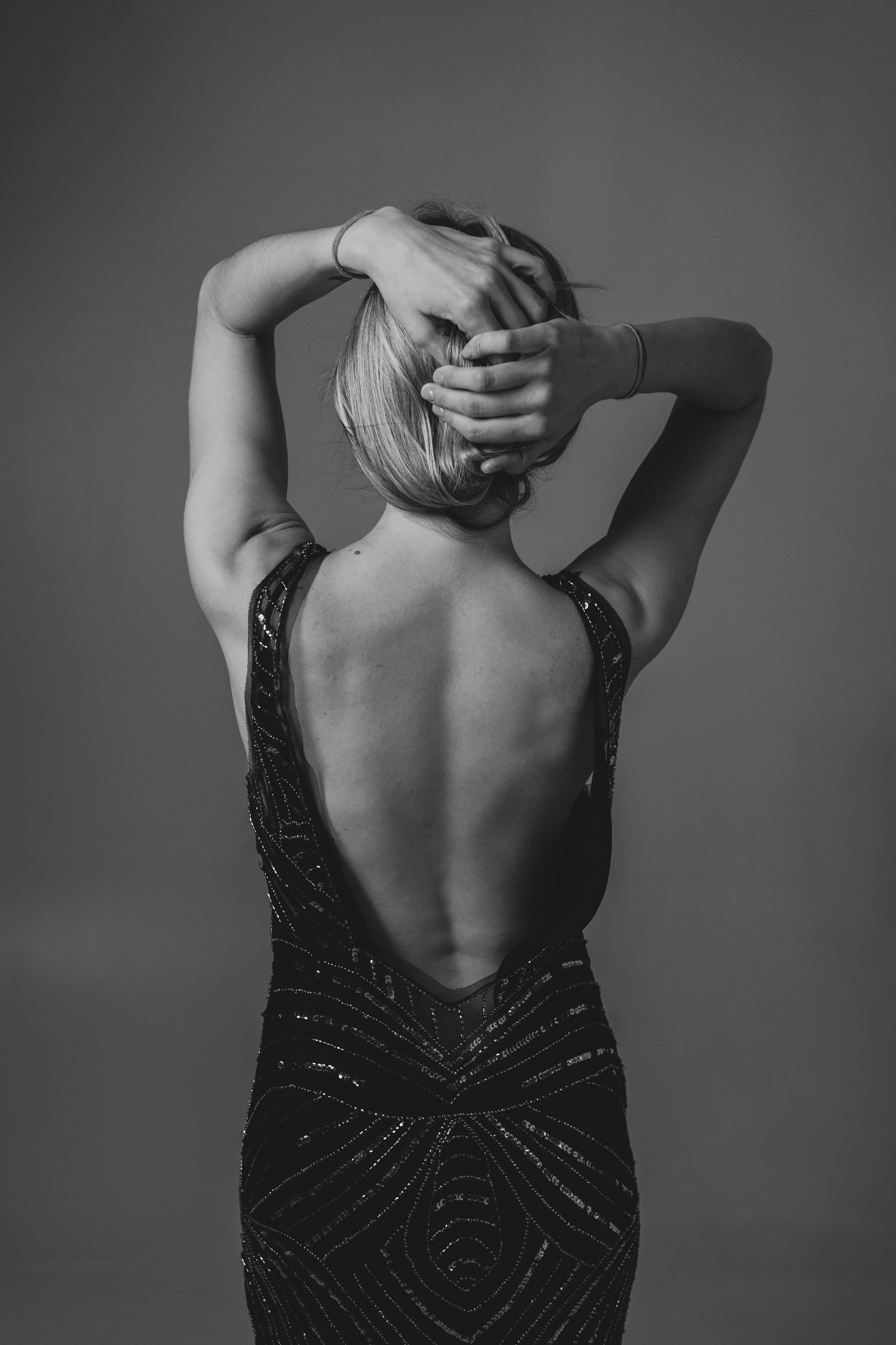 Женский художественный портрет в чёрно-белом стиле, мягкий свет