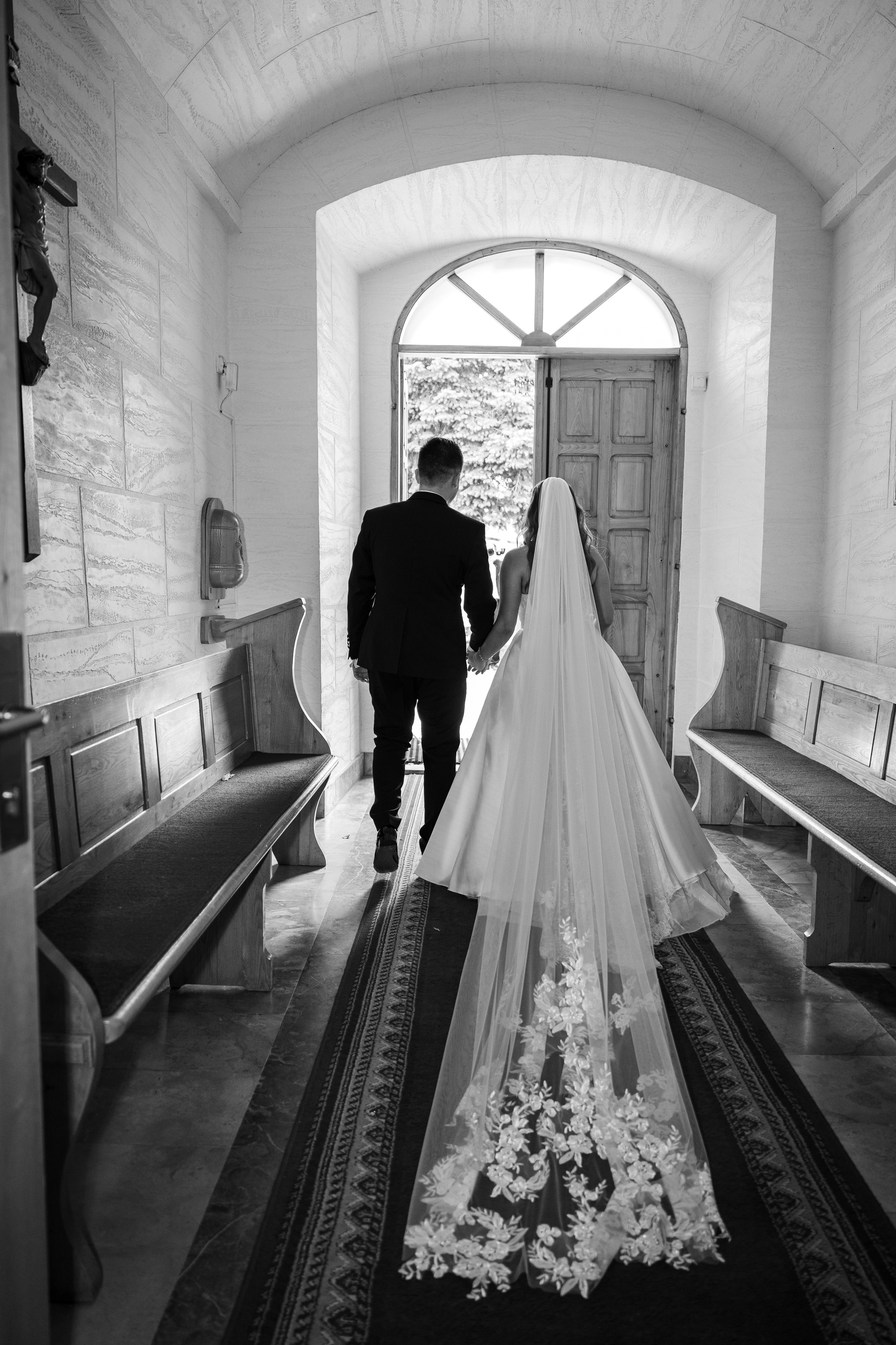 Fotografia ślubna w kościele w Polsce: porady i prawdziwe przykłady zdjęć