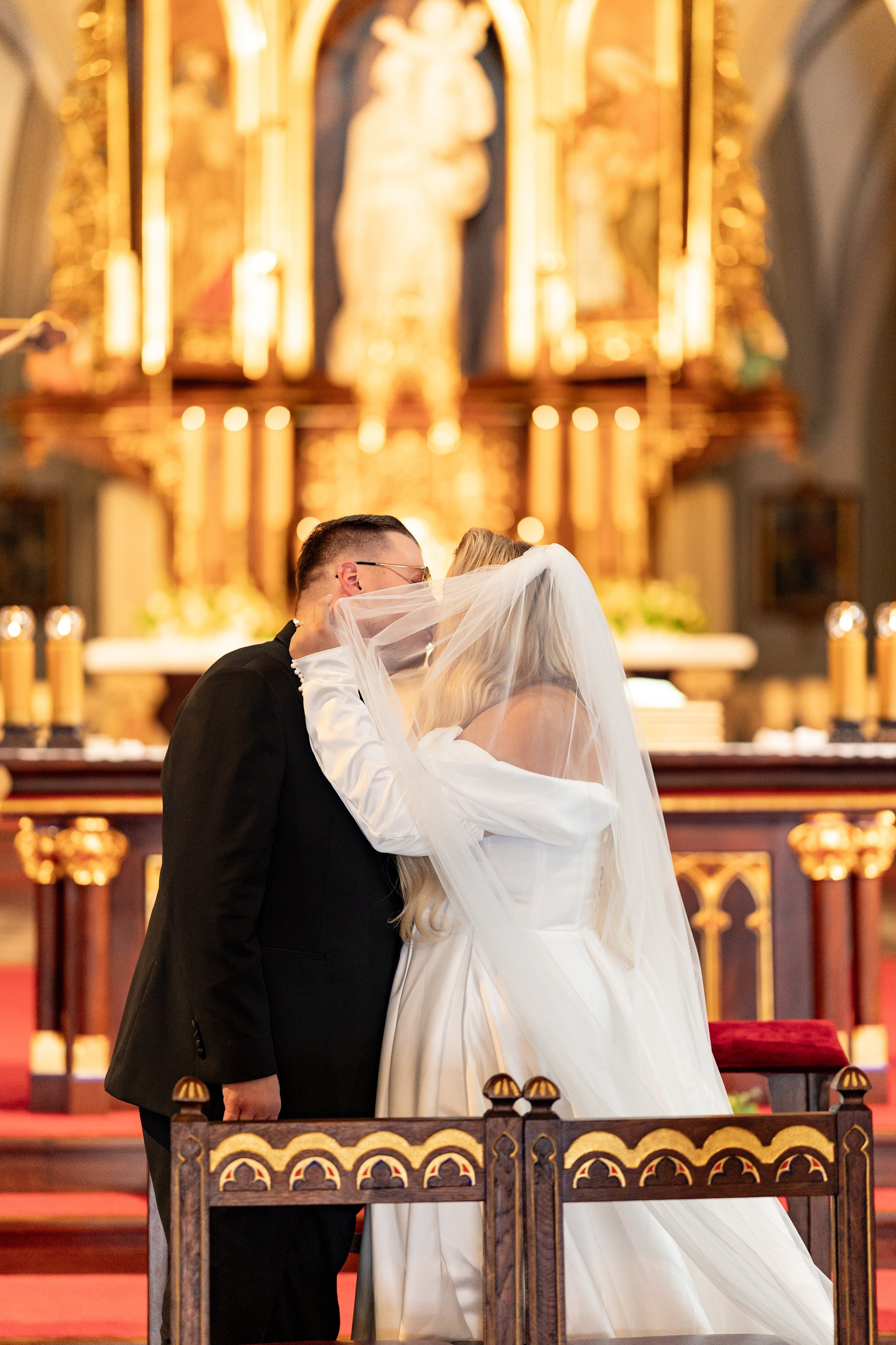 Fotografia ślubna w kościele w Polsce: porady i prawdziwe przykłady zdjęć