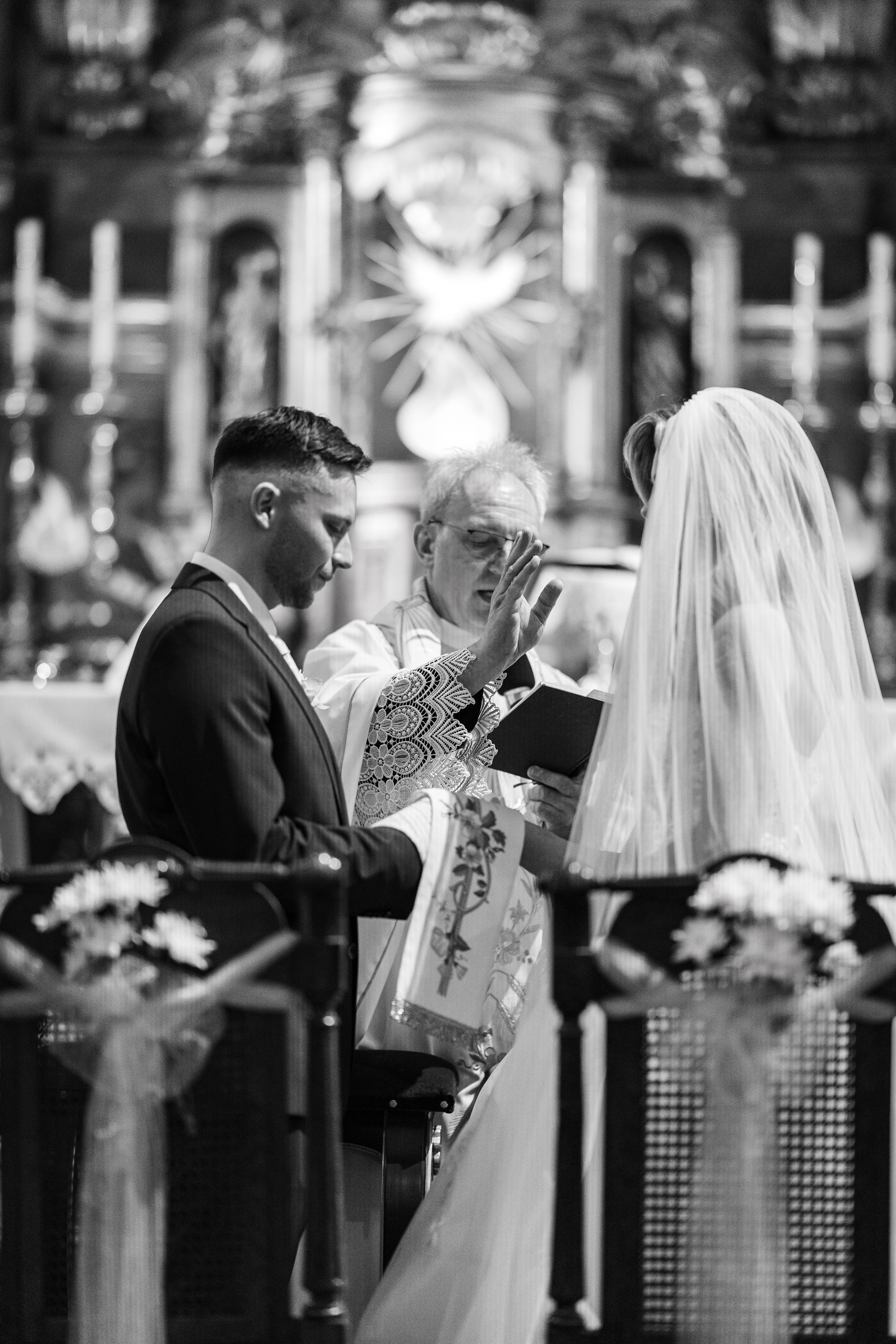Fotografia ślubna w kościele w Polsce: porady i prawdziwe przykłady zdjęć