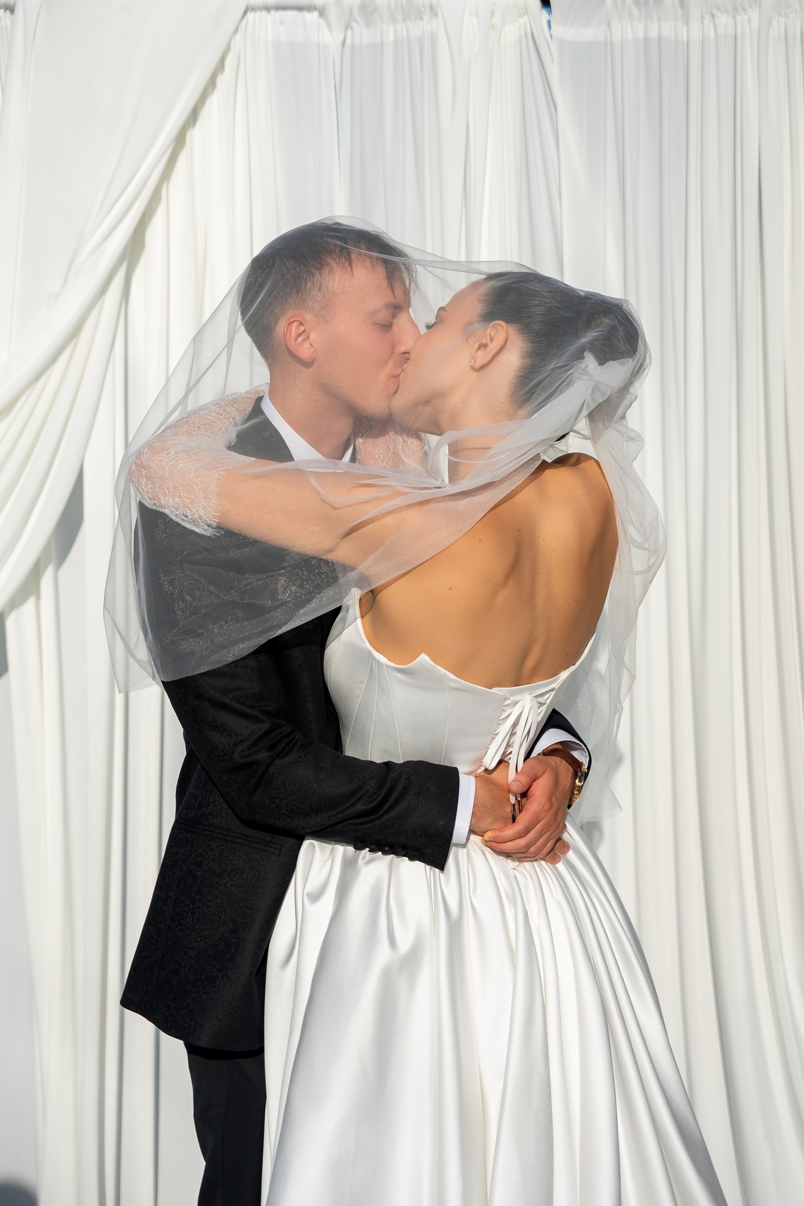 Klasyczny portret Pary Młodej przy miejscu ceremonii