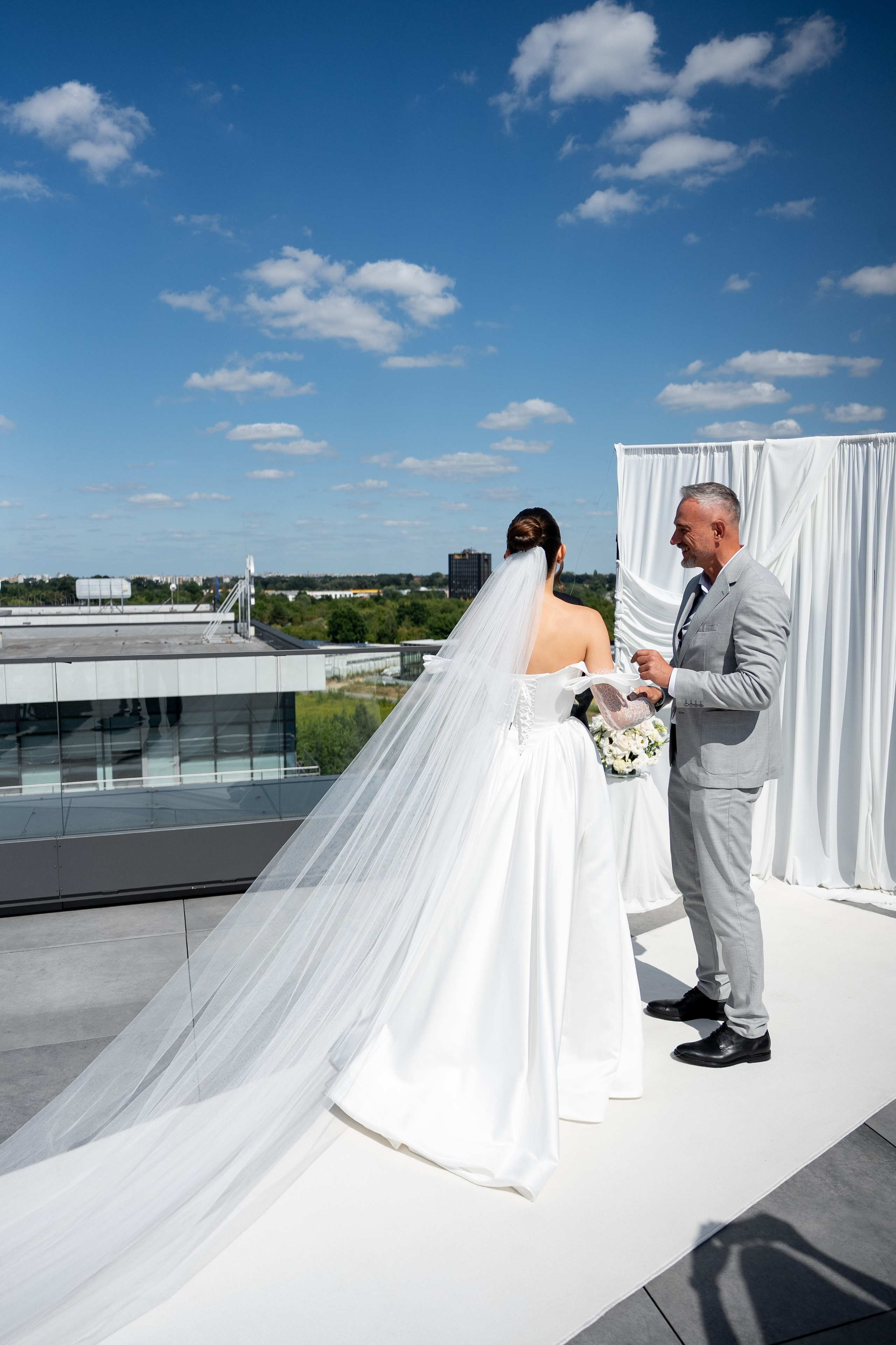 Pełny dzień ślubu w Q Hotel Plus Wrocław Bielany: 12 godzin pracy 1 fotografa. SL Wedding Photo — Editorial, Elegant & Timeless Wedding Photography in Poland and Across Europe