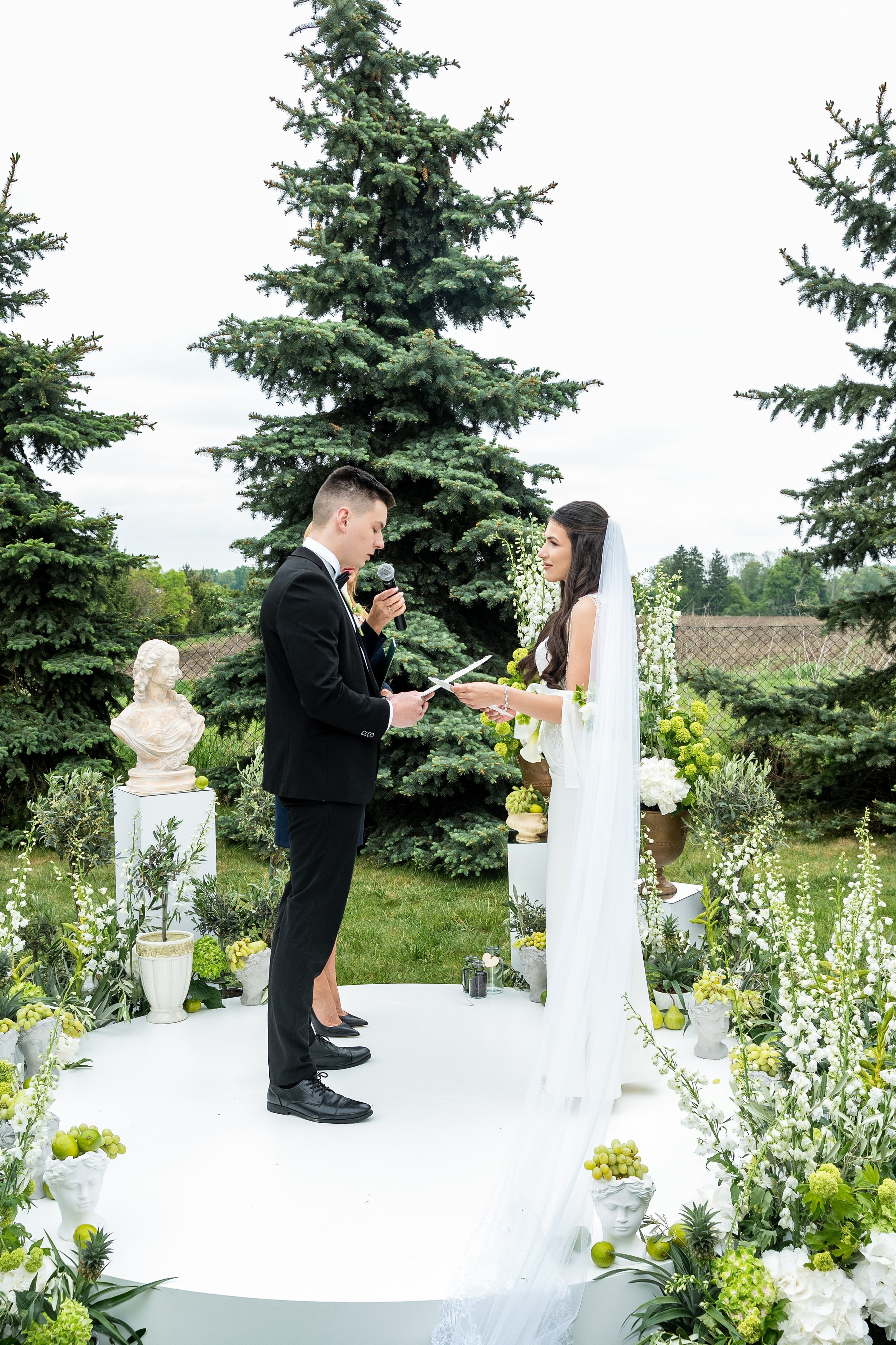 Jak zatrudnić fotografa ślubnego w Europie: poradnik dla par z USA. SL Wedding Photo: ponadczasowa fotografia ślubna | Wrocław & Europa