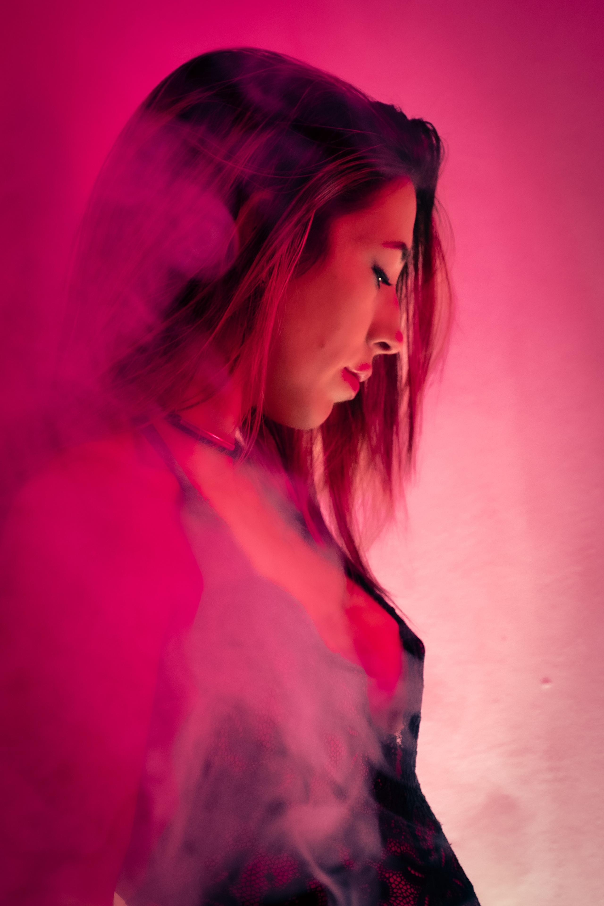 Retrato boudoir femenino con luz magenta y estética editorial en Gran Canaria