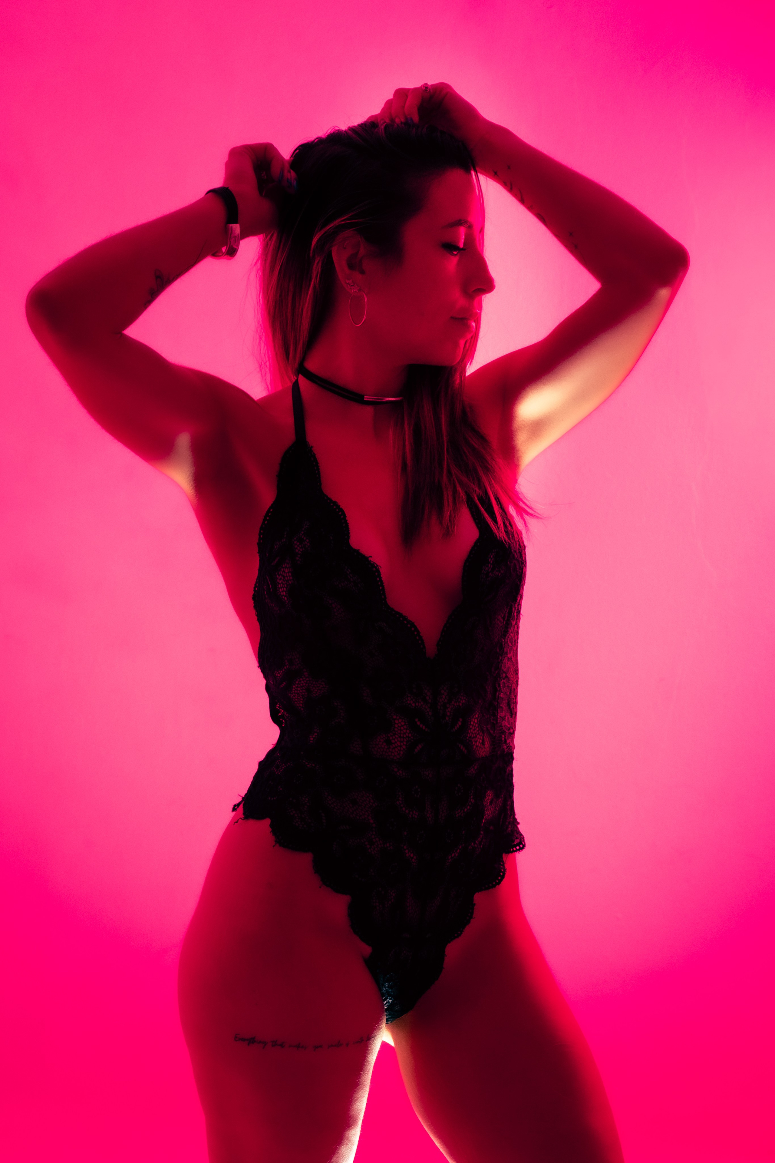 Sesión de fotografía boudoir en estudio con iluminación de color en Telde, Las Palmas