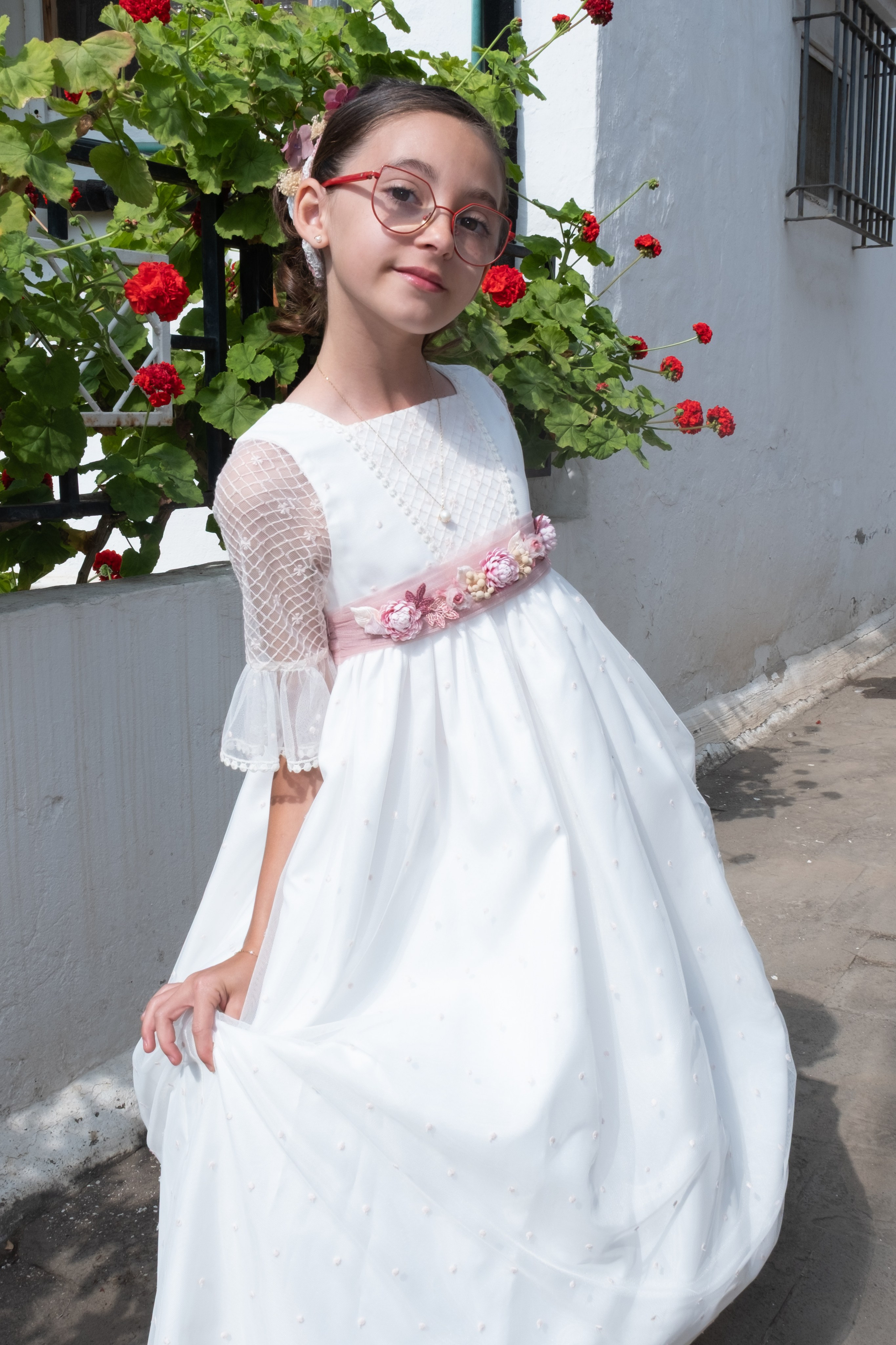 Niña de comunión antes de comenzar su día más especial. Primera comunión