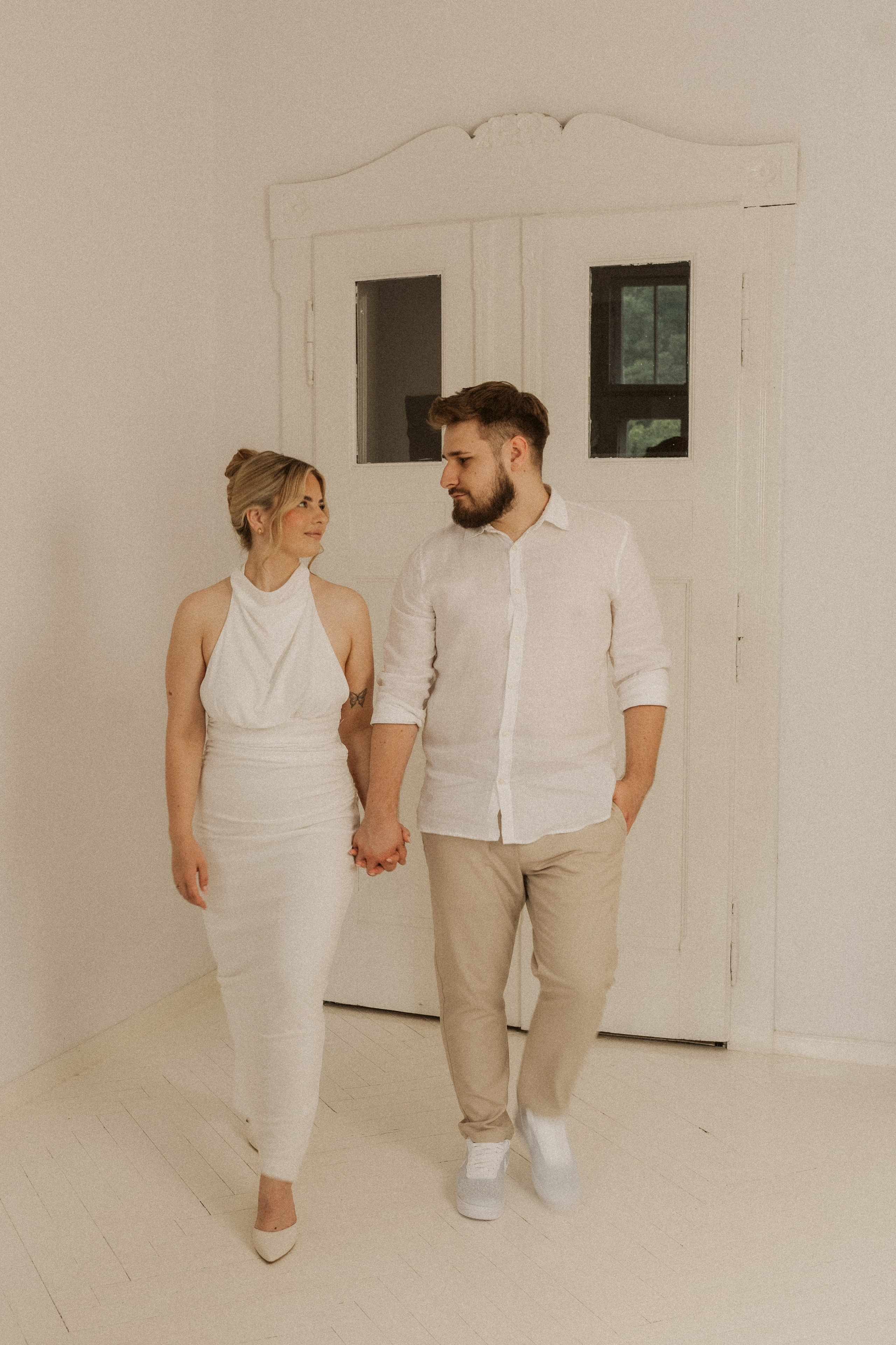 minimalistyczna sesja narzeczeńska studio