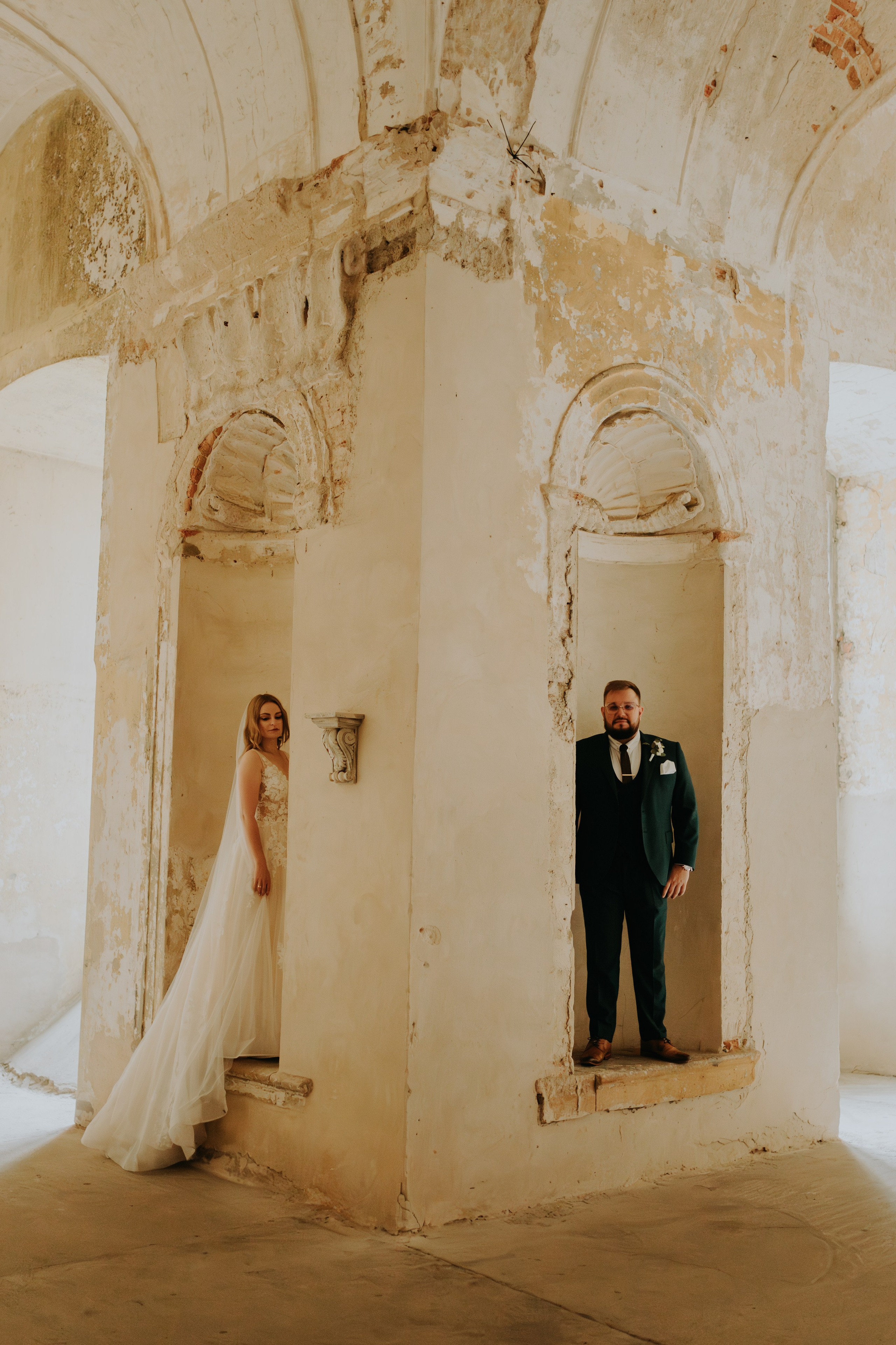 Klasztor Cystersów w Lubiążu: Plener ślubny Oli i Rafała. Fotograf ślubny Śląsk – reportaż ślubny | KarkowskaFoto