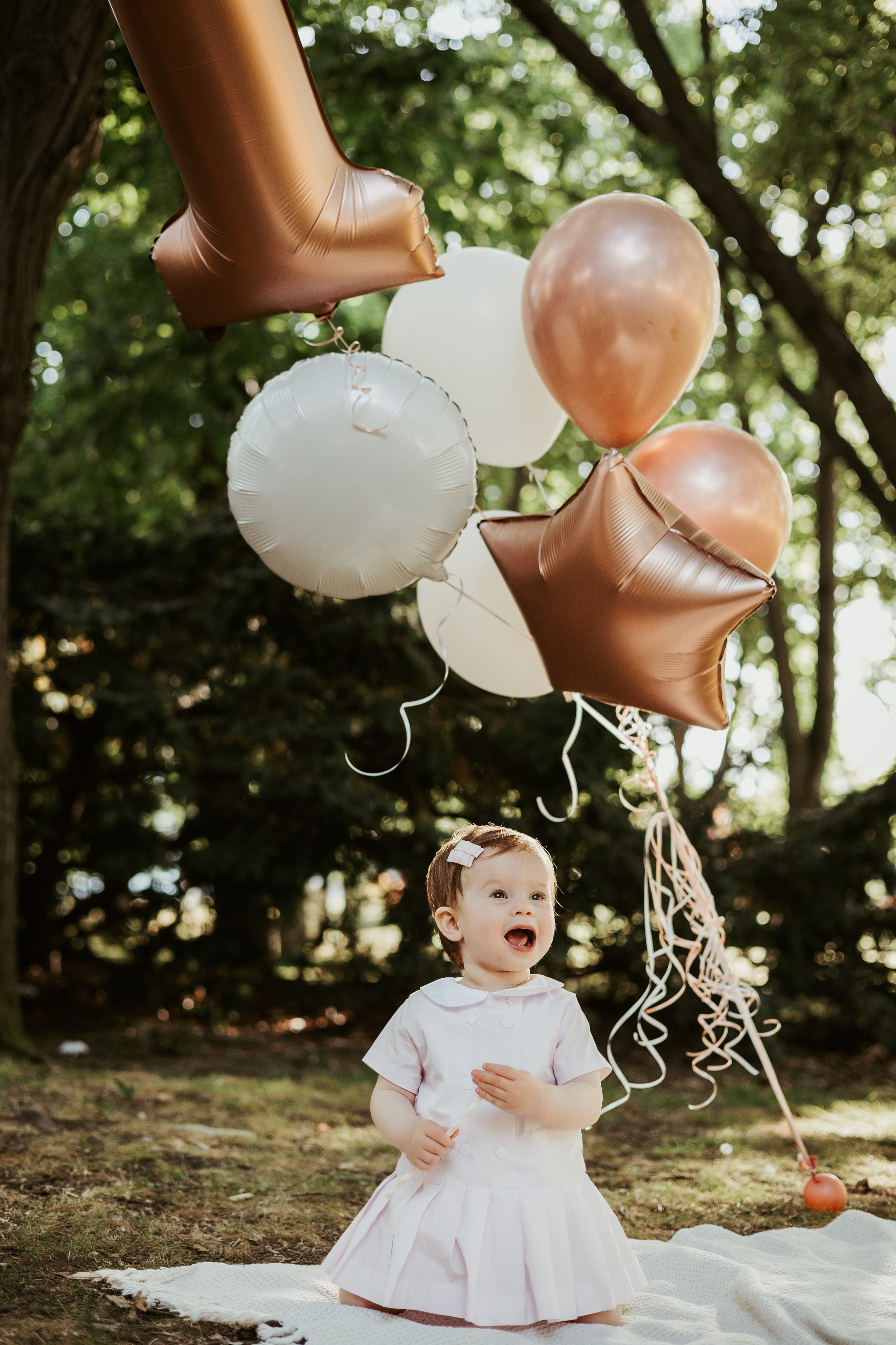 Porodicno fotografisanje u prirodi sa tortom i balonima. takodje se zove i cakesmash fotografisanje u prirodi