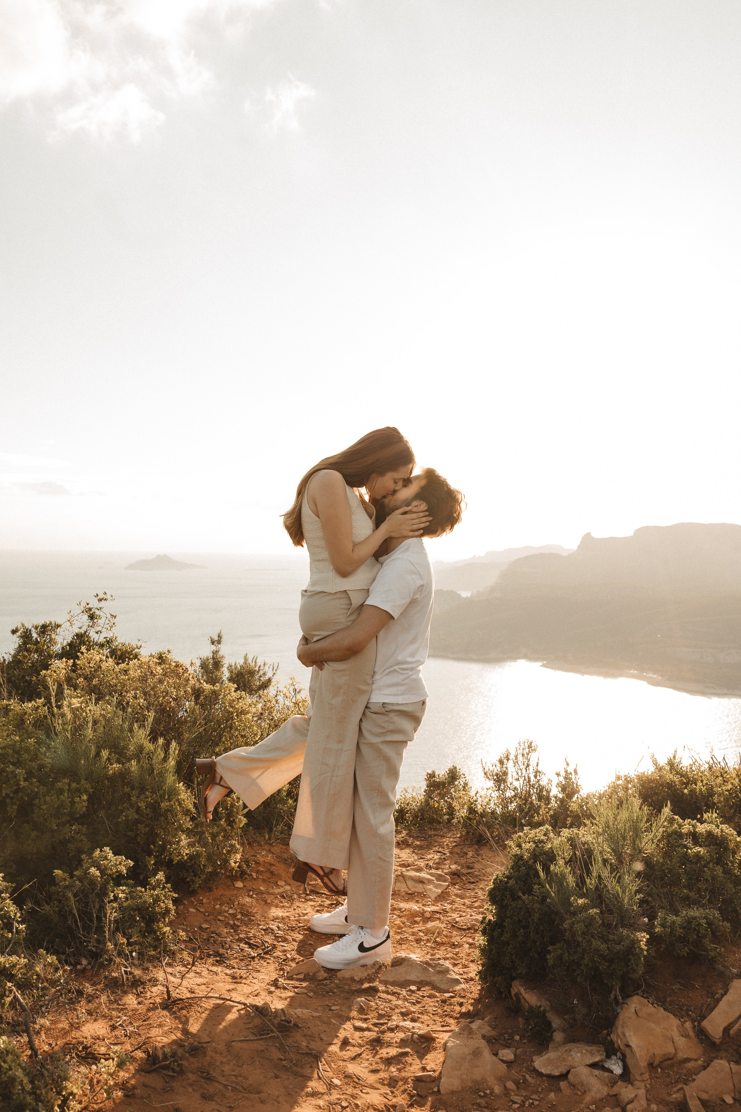 Bride and groom at sunset during a photo session in the Calanques of Marseille, France
