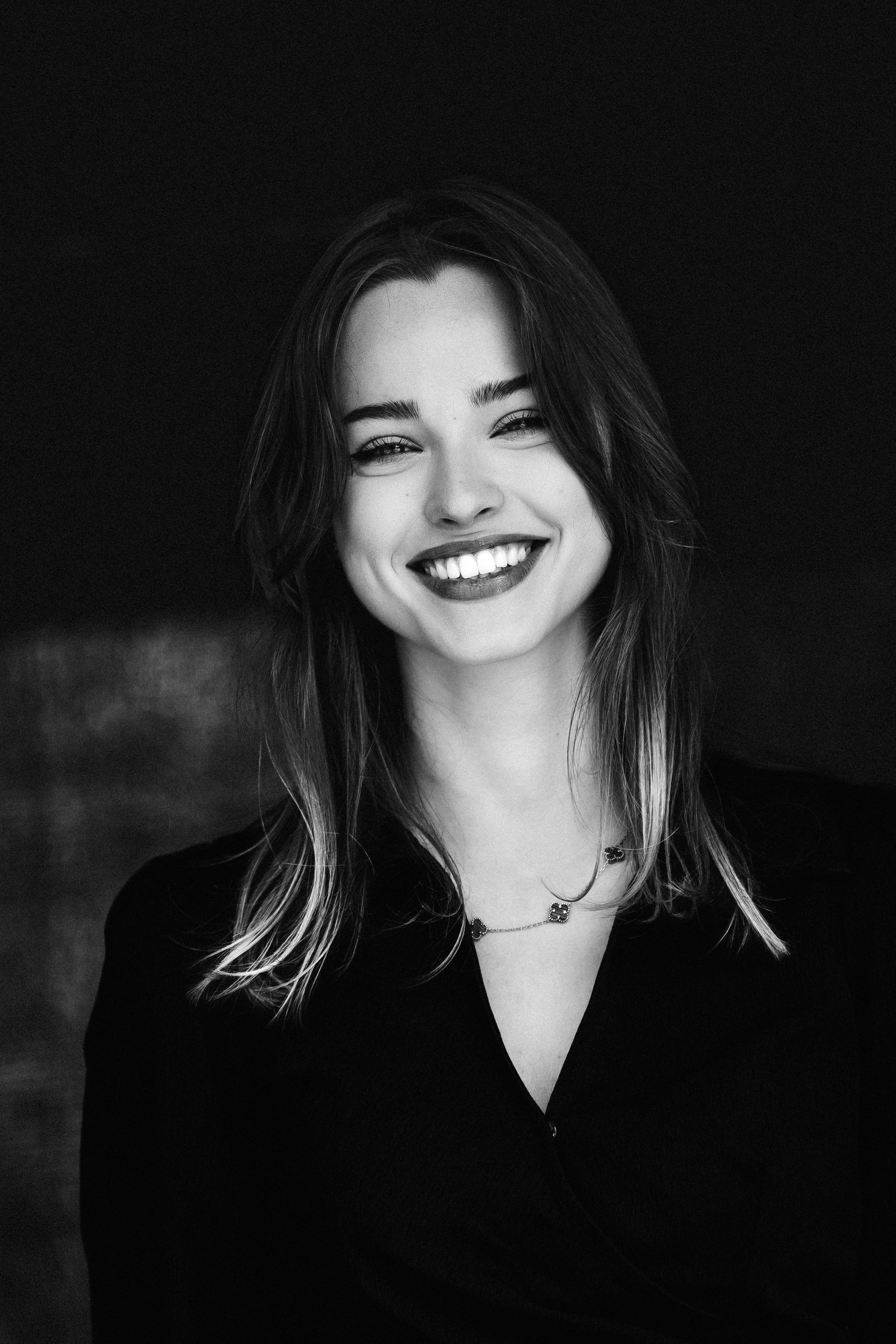 Asmeninė portretinė fotosesija Vilniuje – juodai balta moters nuotrauka, fotografas Jevgenij Balezin