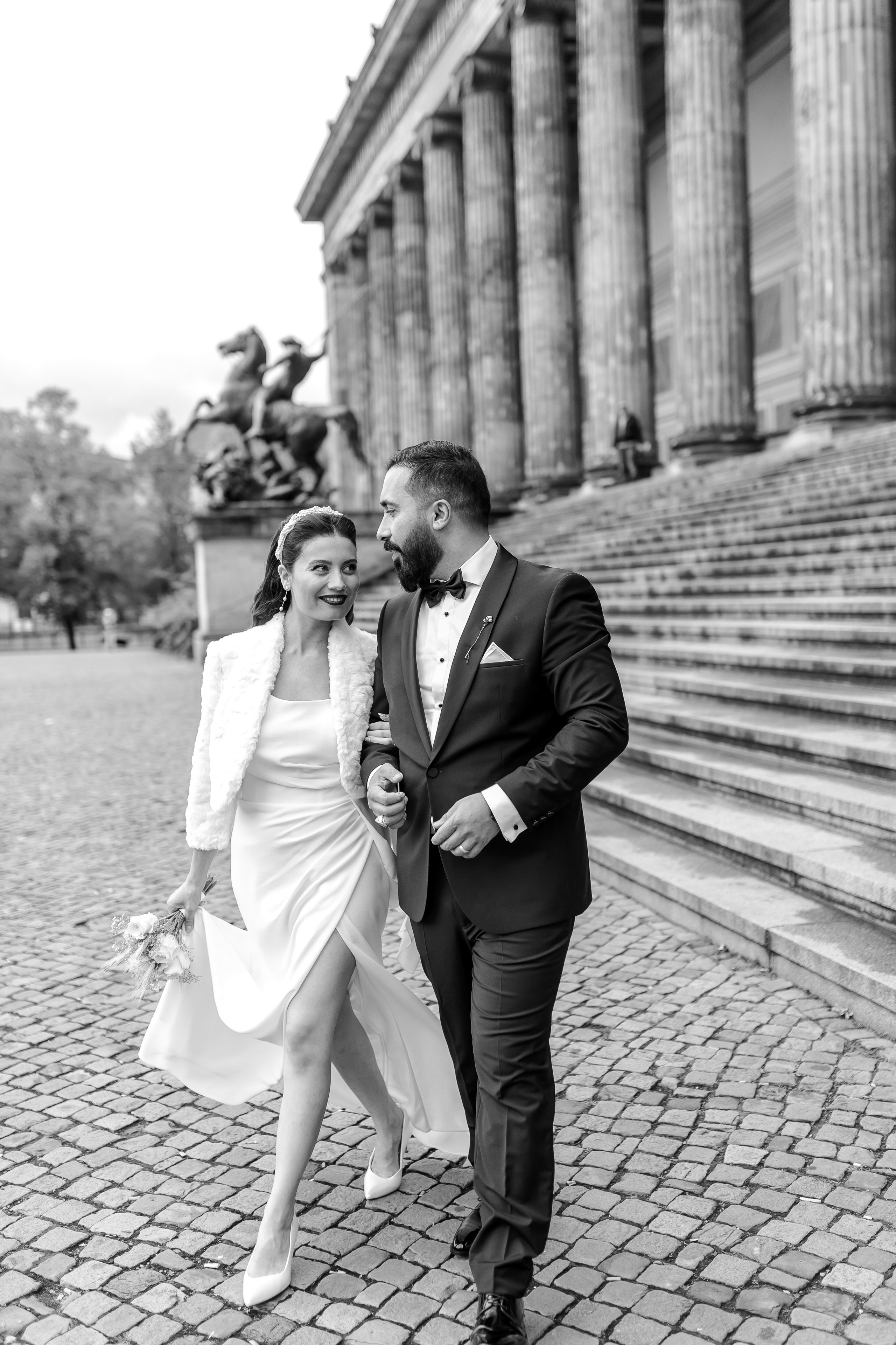 Braut und Bräutigam vor einem historischen Säulengebäude, Schwarz-Weiß-Hochzeitsfoto in Museuminsel Berlin 