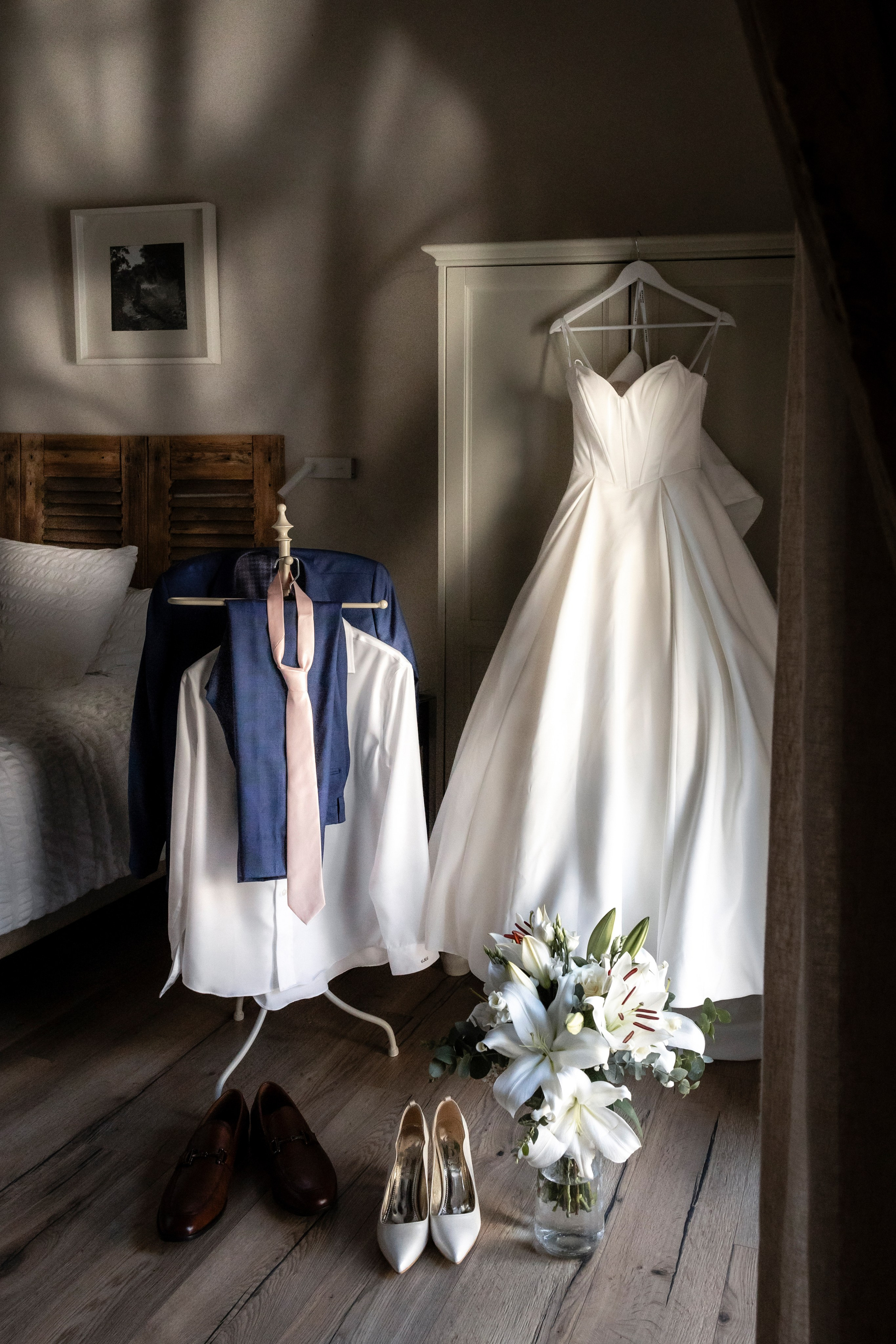 Détails de robe de mariée avant un elopement dans un château en France