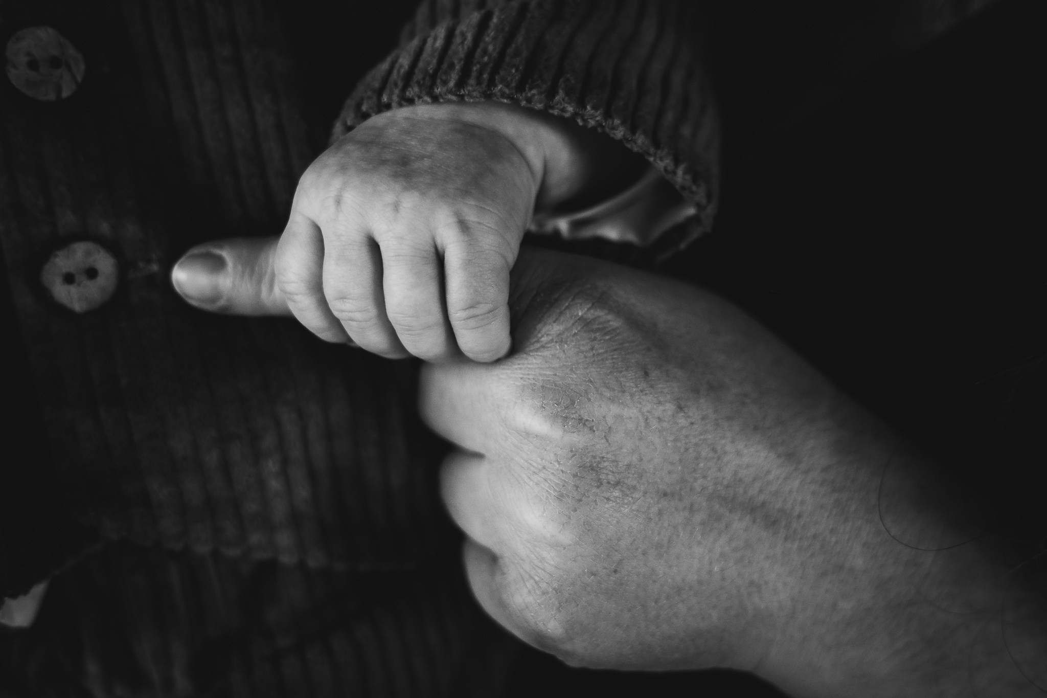 Detaliu botez, mana bebe