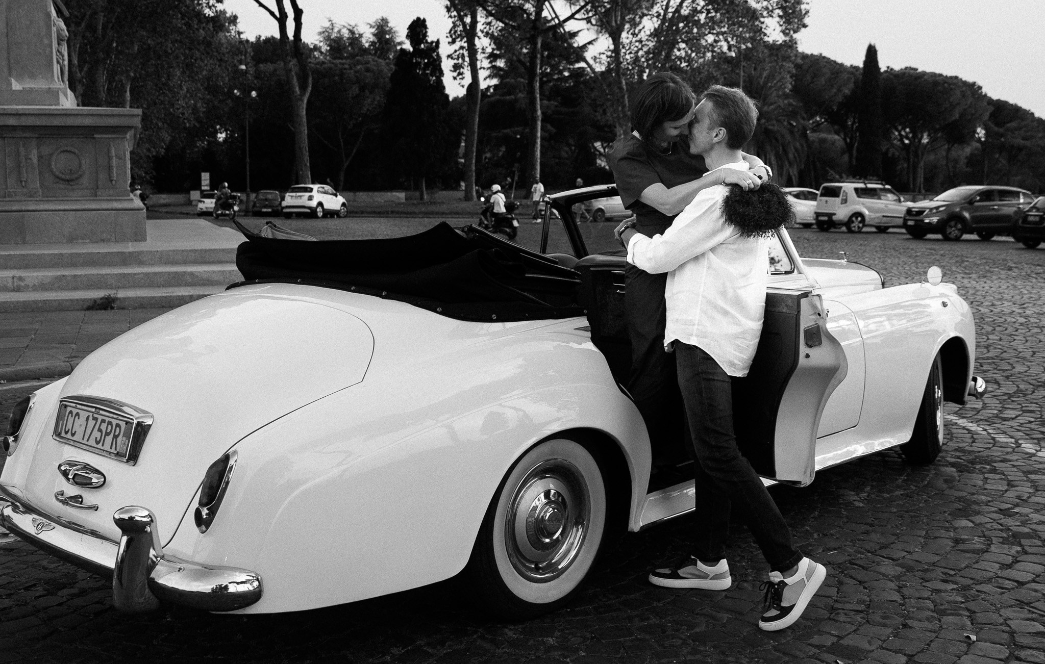 exclusive photoshoot rome vintage convertible cinematic photoshoot