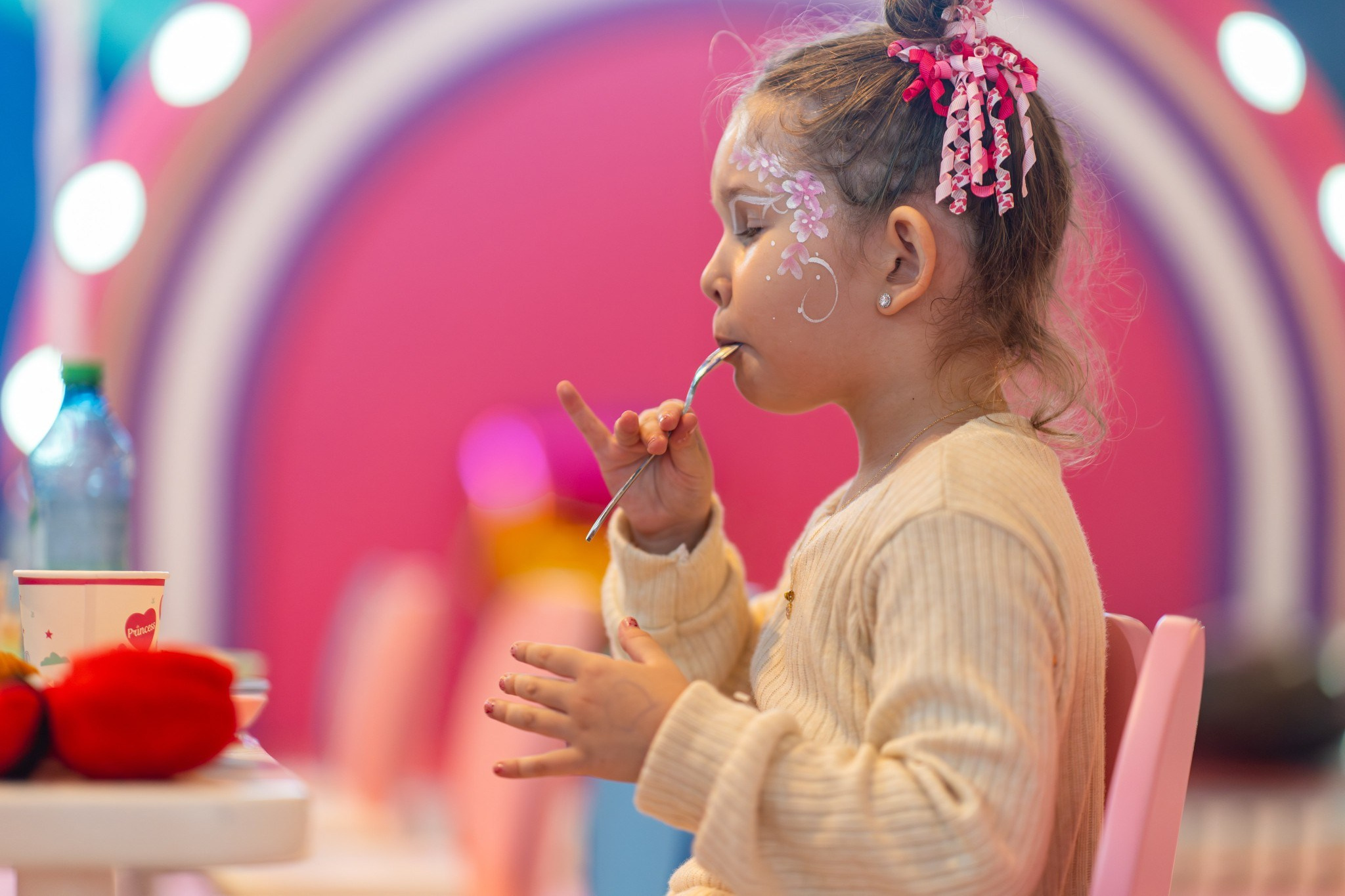 tarif pret aniversare copii, fetita care mananca tort