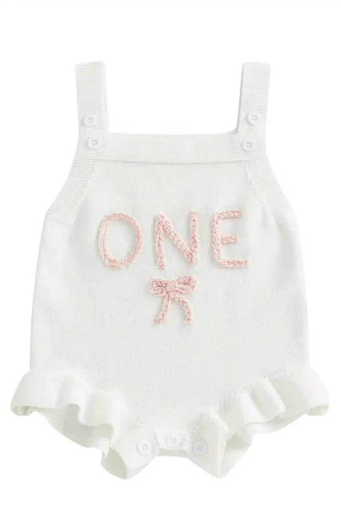 Cake smash outfits for girls. Newborn and family photographer. Hills District. Sydney