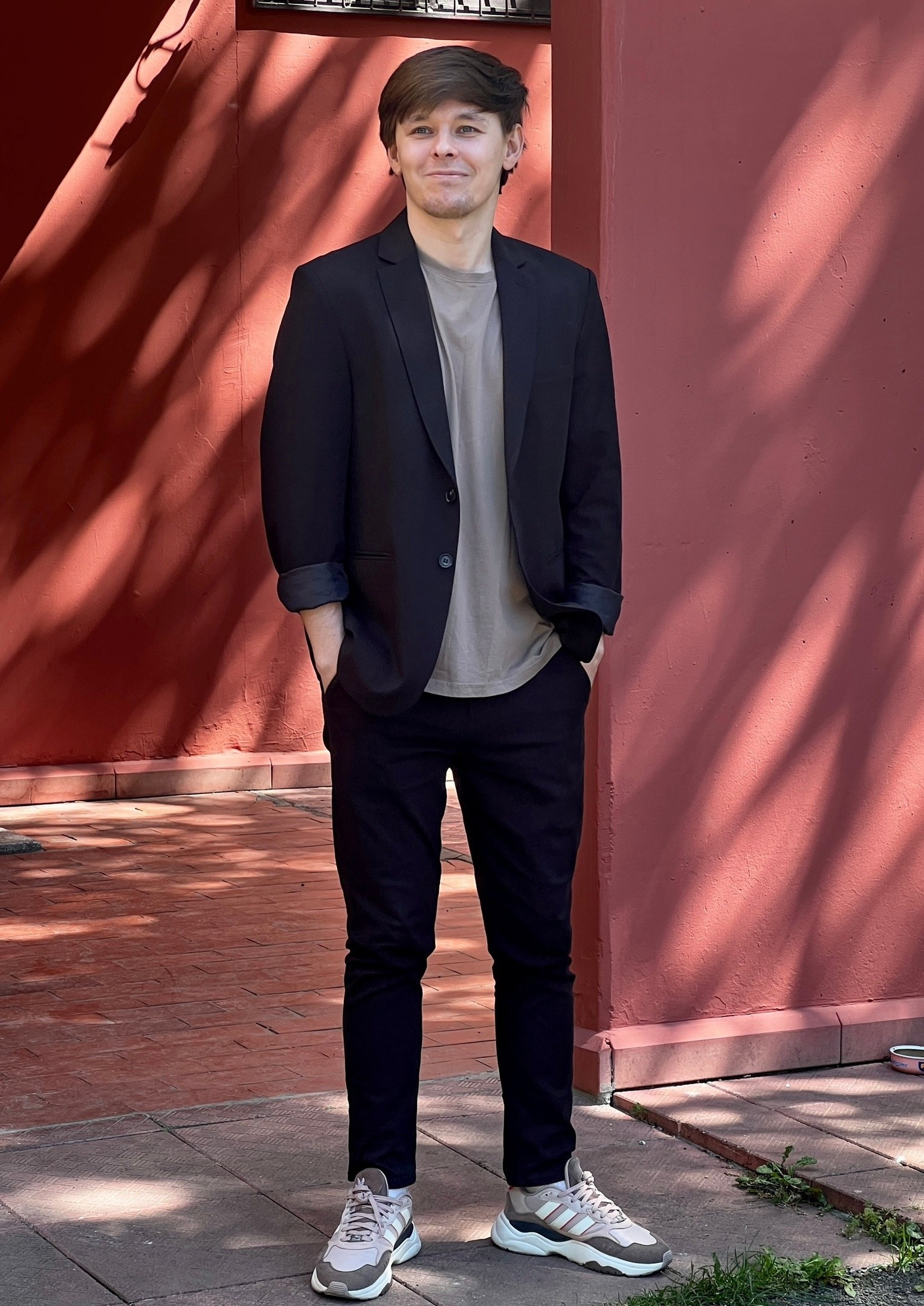 свадебный фотограф и видеограф Тбилиси стоит посреди Батуми и смотрит на Грузию