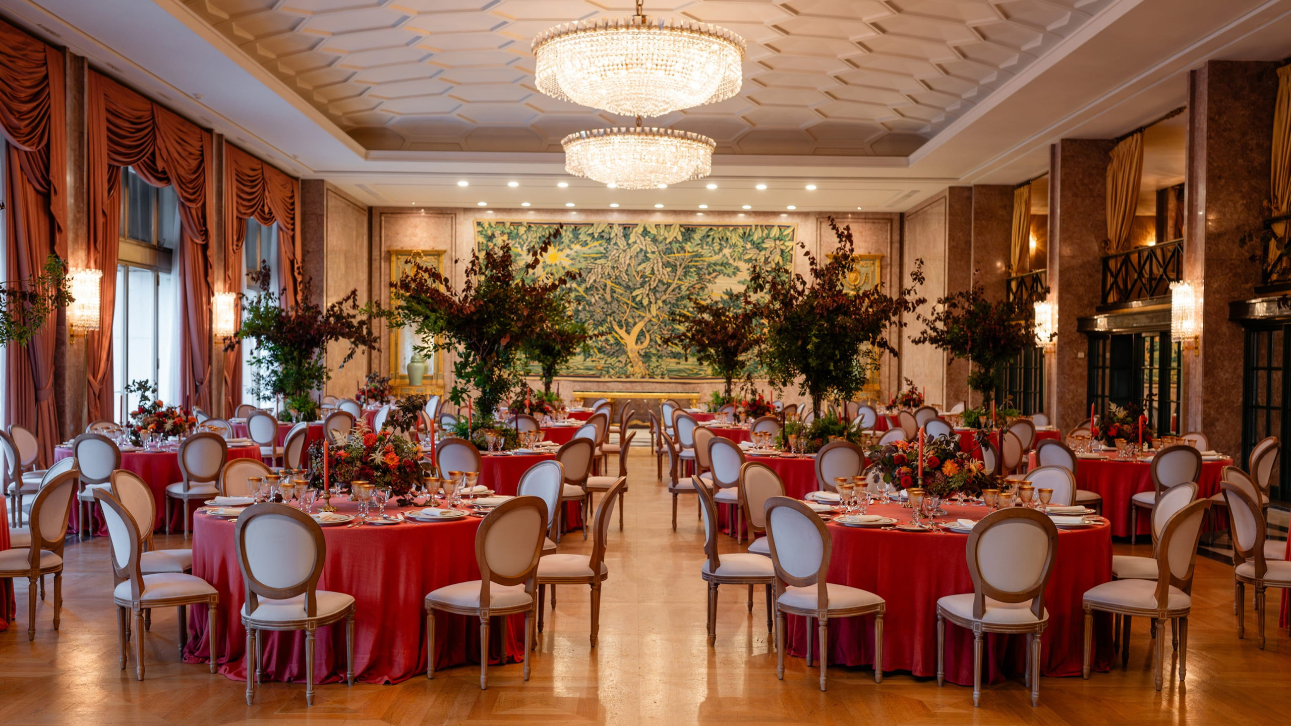 Salão preparado para casamento no Four Seasons Hotel Ritz Lisbon, em Lisboa