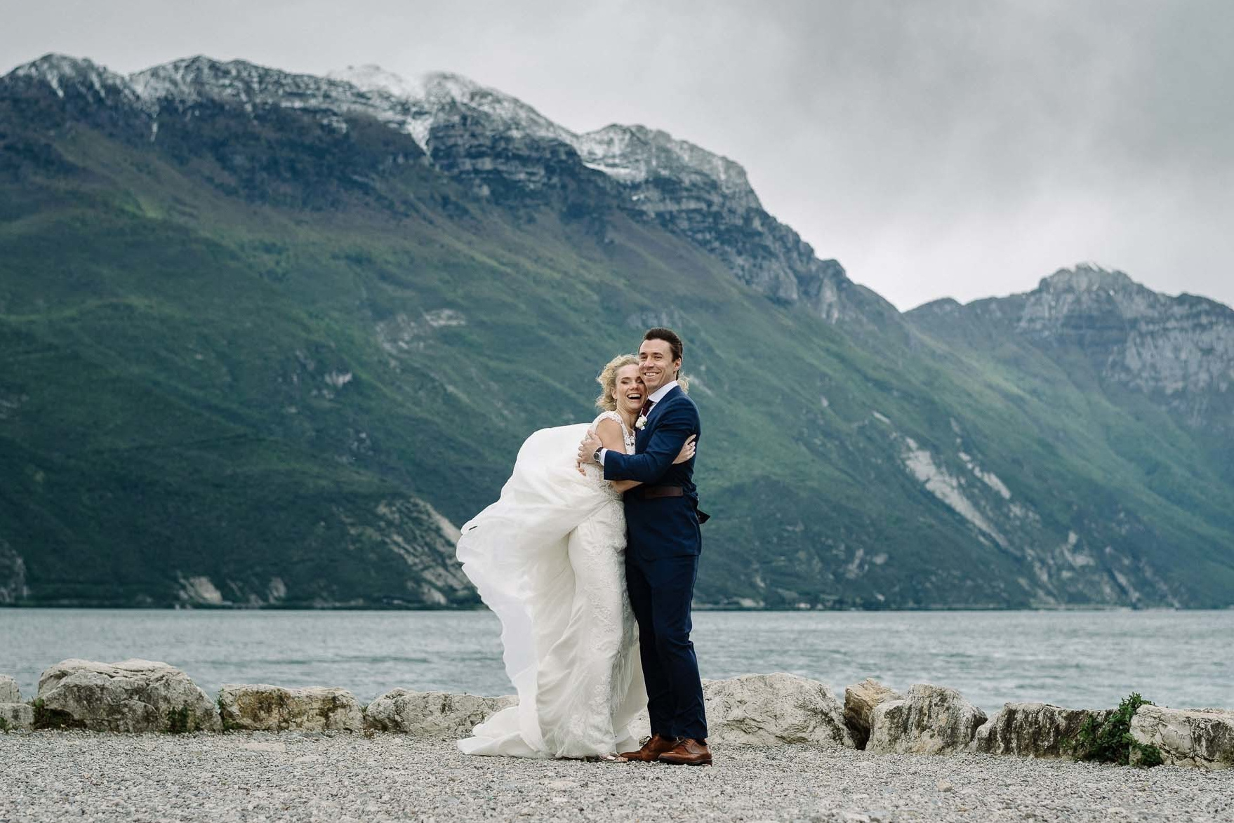 Bellissima coppia sulla riva del lago di Garda con vista mozzafiato sulle montagne al lago di garda